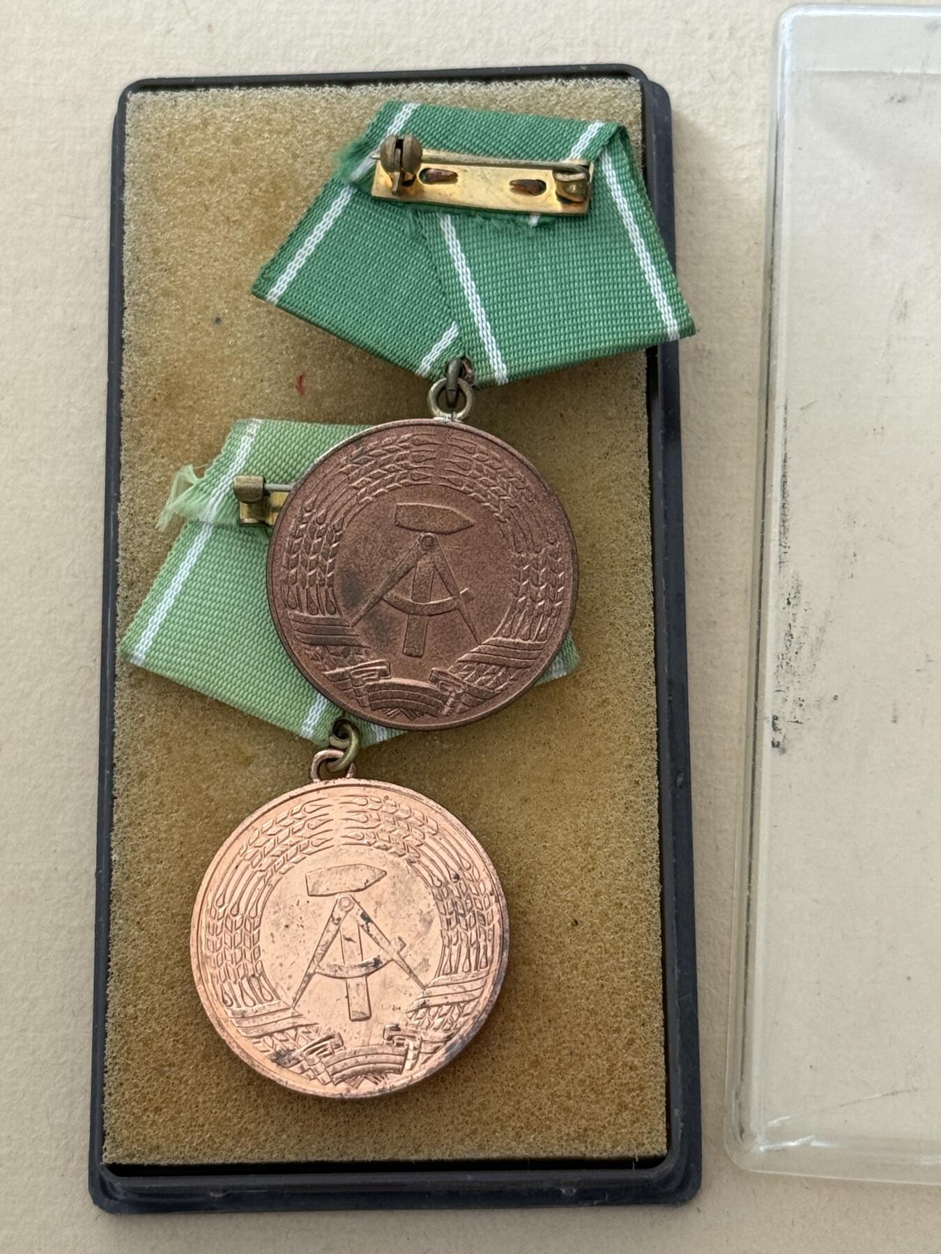 云宸嘉赏-勋臻文献佳藏优品精选场次（低佣 转发佣金红包） 民主德国人民警察圆满服役奖章带盒两枚 