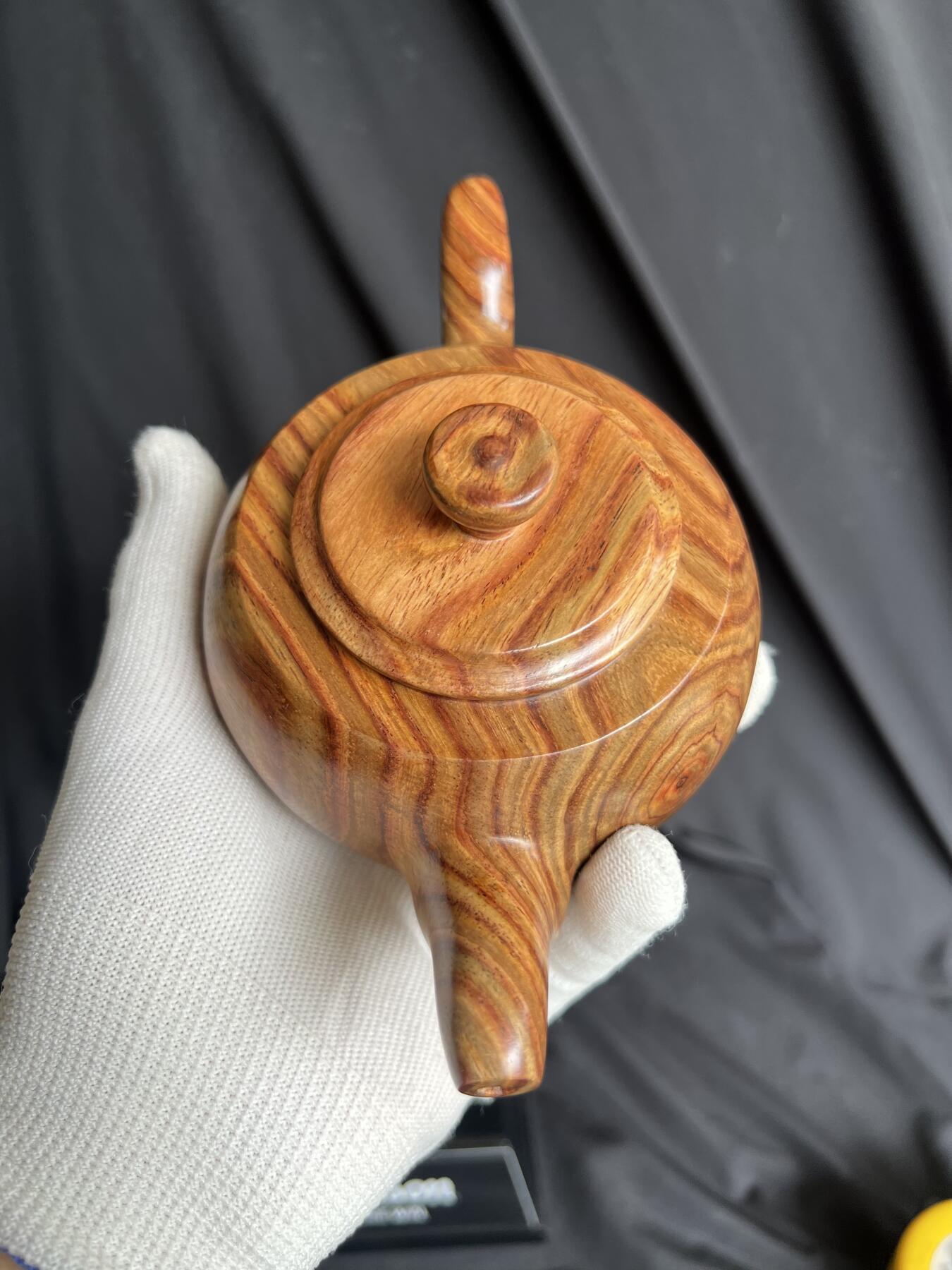 零元拍：越南黄花梨精工摆件茶壶把把壶，一块料制成，尺寸约：18（含壶把）/9CM。