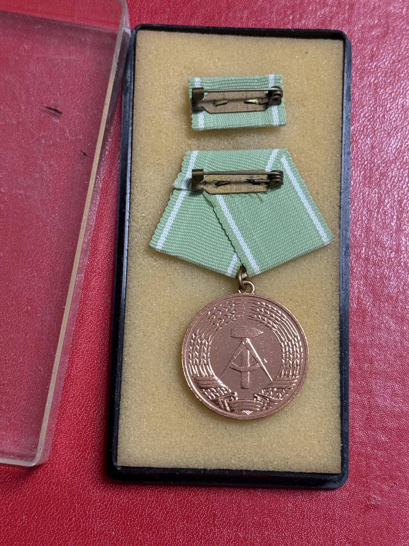 韵星假日军品类拍卖第50期 民主德国内务部武装力量杰出服务奖章带原盒略