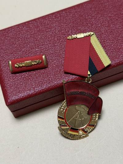 云宸嘉赏-勋臻文献佳藏优品精选场次（低佣 转发佣金红包） - 东德一级劳动红旗勋章原盒带略 有两枚随机