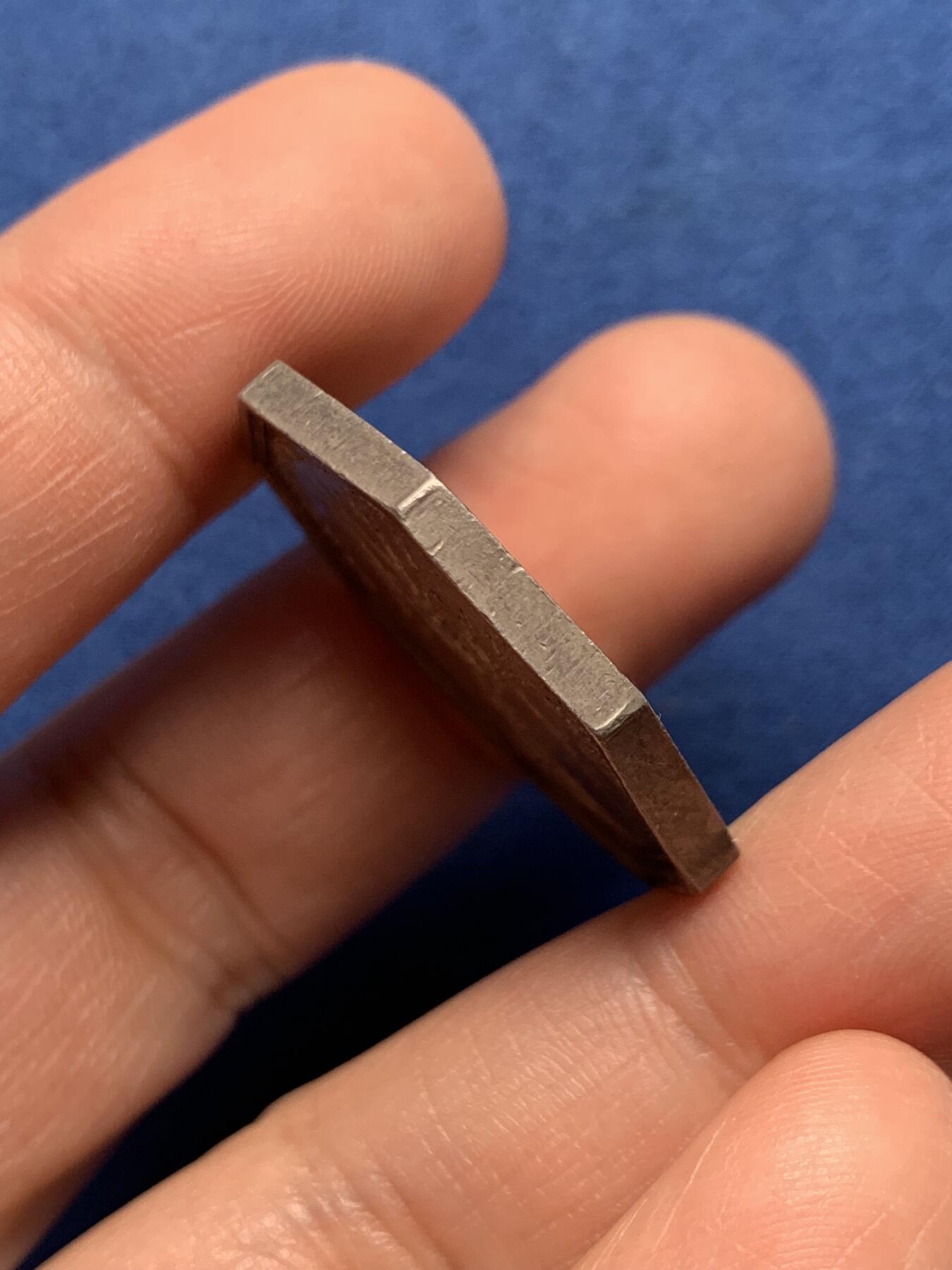 《竞宝斋》第476场 周日，周一 2场连拍 （全场包邮）欢迎送拍 法国查理十世头像歌颂友谊的八角银质代币，“即使死亡也未能将他们分开”，首见品种，15.92g，30.1mm，早期光边原铸