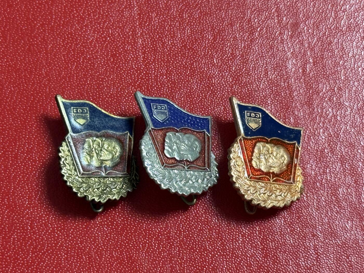 韵星假日军品类拍卖第50期 民主德国自由德国青年团表彰良好知识证章金银铜一组