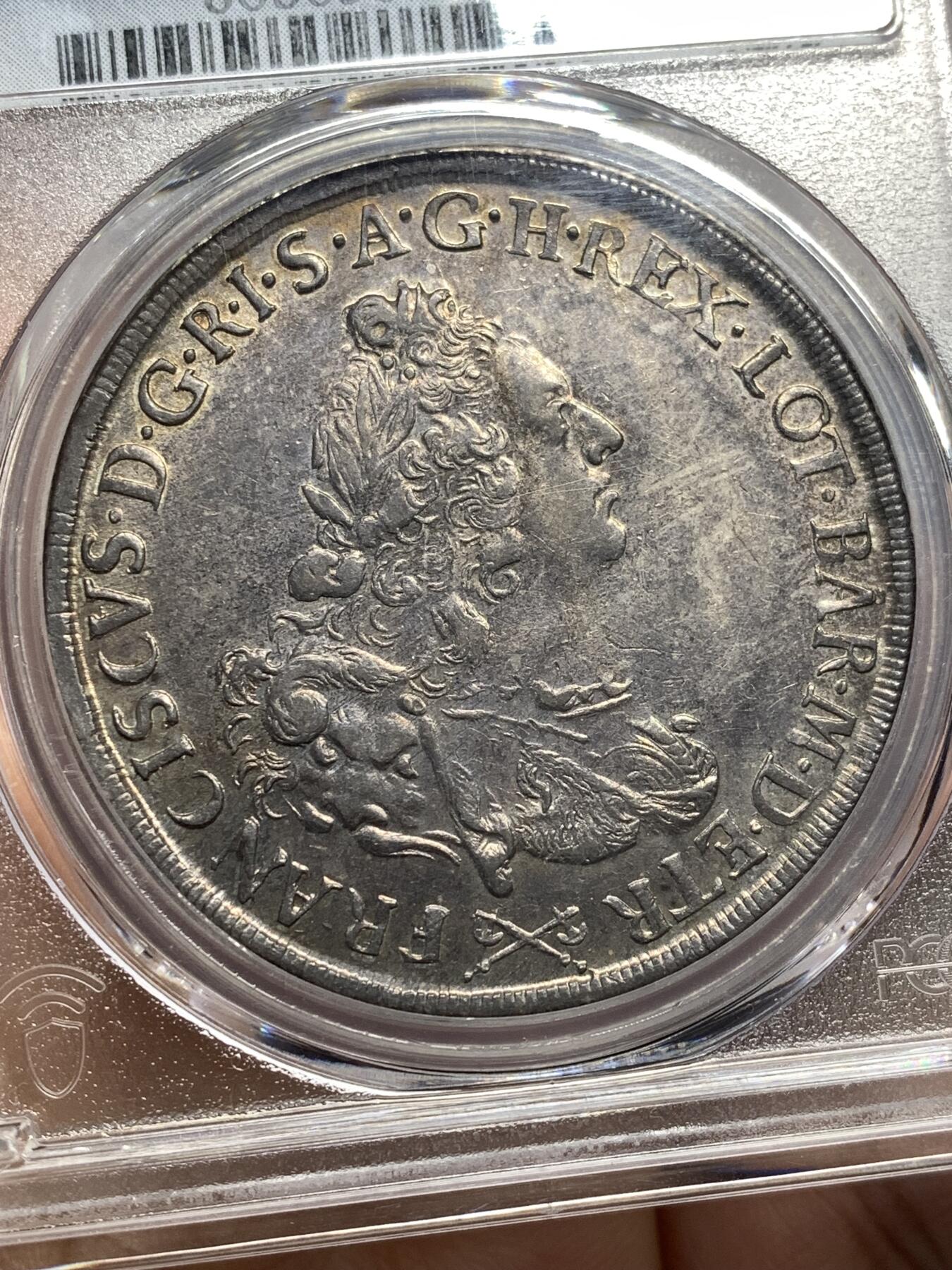 《竞宝斋》第476场 周日，周一 2场连拍 （全场包邮）欢迎送拍 PCGS AU58 意大利托斯卡纳大公国1764年francescone大银币，正面为神圣罗马帝国皇帝弗朗西斯（著名神罗女皇玛丽亚·特蕾莎的丈夫），背面为带有光环的神罗双头鹰，中间核心盾徽是奥地利哈布斯堡家族家徽和代表美第奇家族的六颗药丸盾徽。弗朗西斯也是美第奇家族绝嗣后托斯卡纳的第一个统治者。比奥地利本土的少见很多，冠军分，黄金包浆。另一枚年份更常见的61在今年拍了13000人民币。