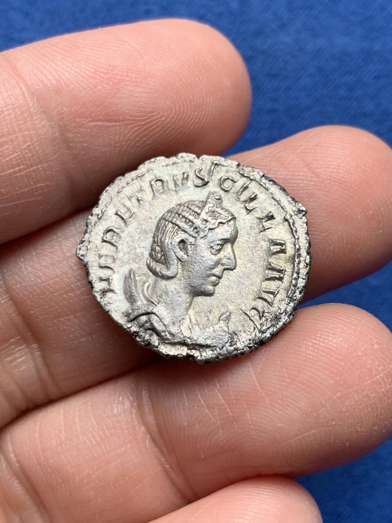 《竞宝斋》第476场 周日，周一 2场连拍 （全场包邮）欢迎送拍 古罗马 公元249-251年 银币 正面为赫伦尼娅皇后 背面丰饶女神 打制和细节都很不错 3.54克