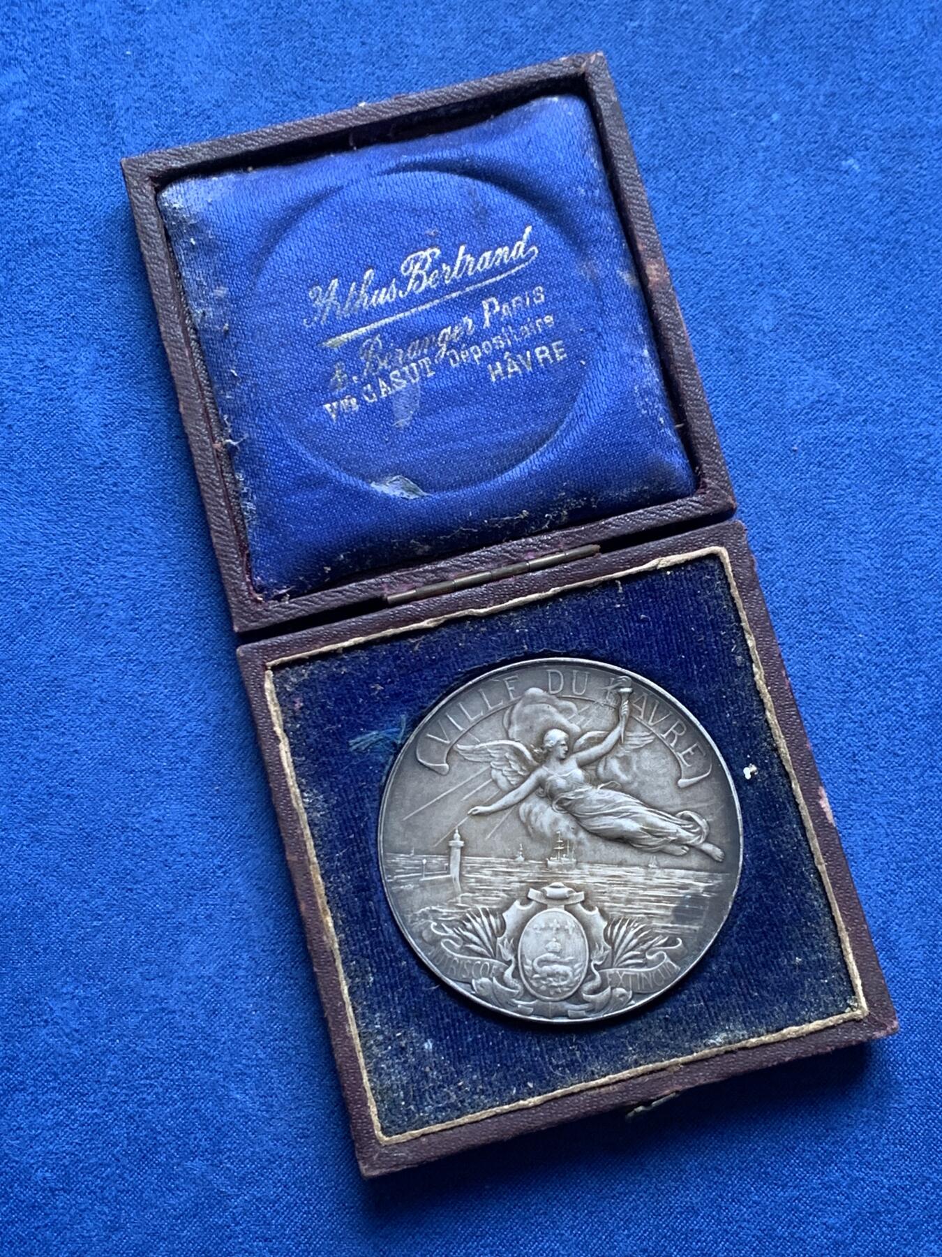 《竞宝斋》第476场 周日，周一 2场连拍 （全场包邮）欢迎送拍 法国勒阿弗尔拉弗洛特协会纪念镀银铜章 55克 49.2mm 三角铜标 带盒