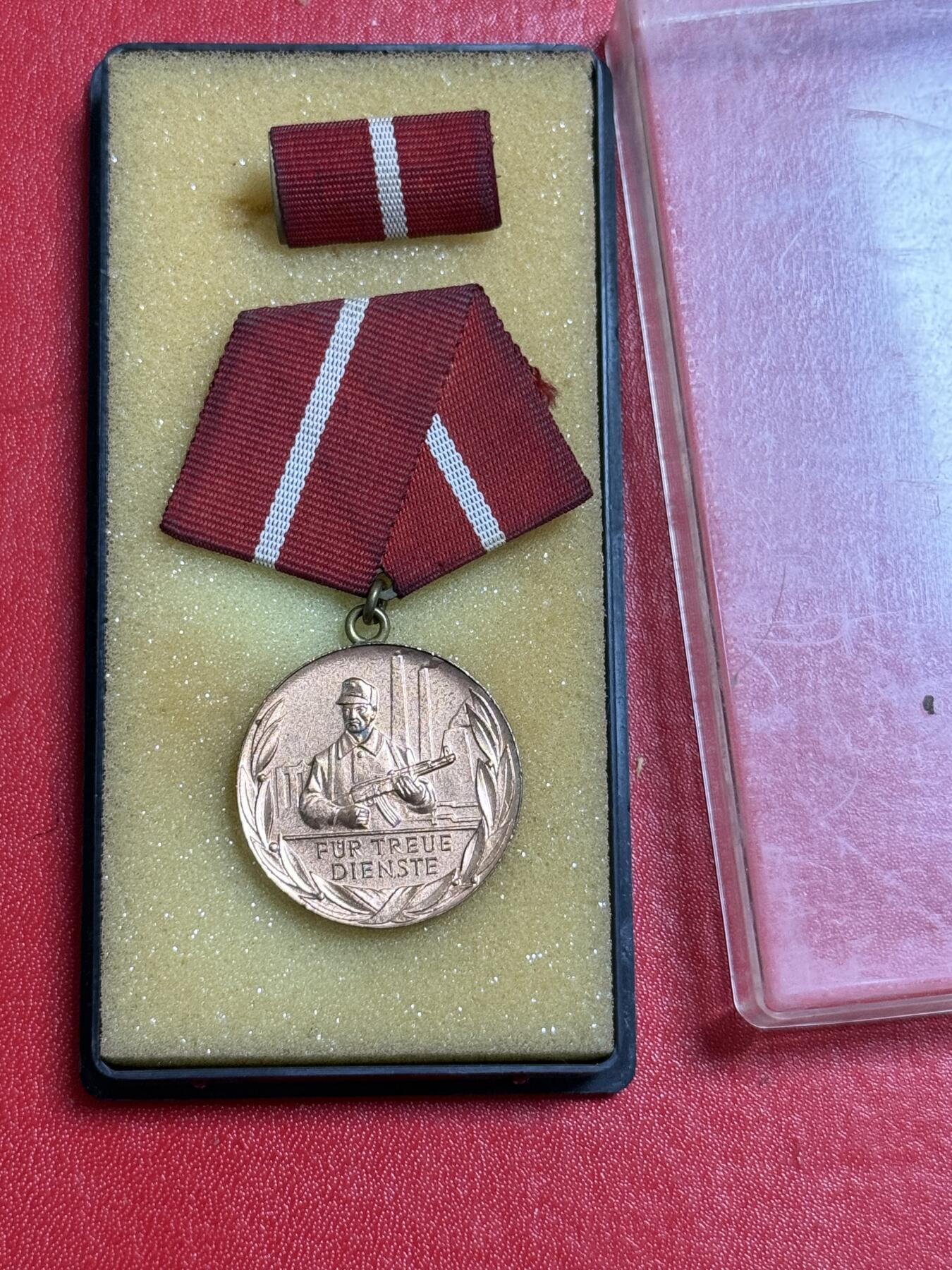 韵星假日军品类拍卖第50期 民主德国铜级工战队忠诚服务奖章带原盒略