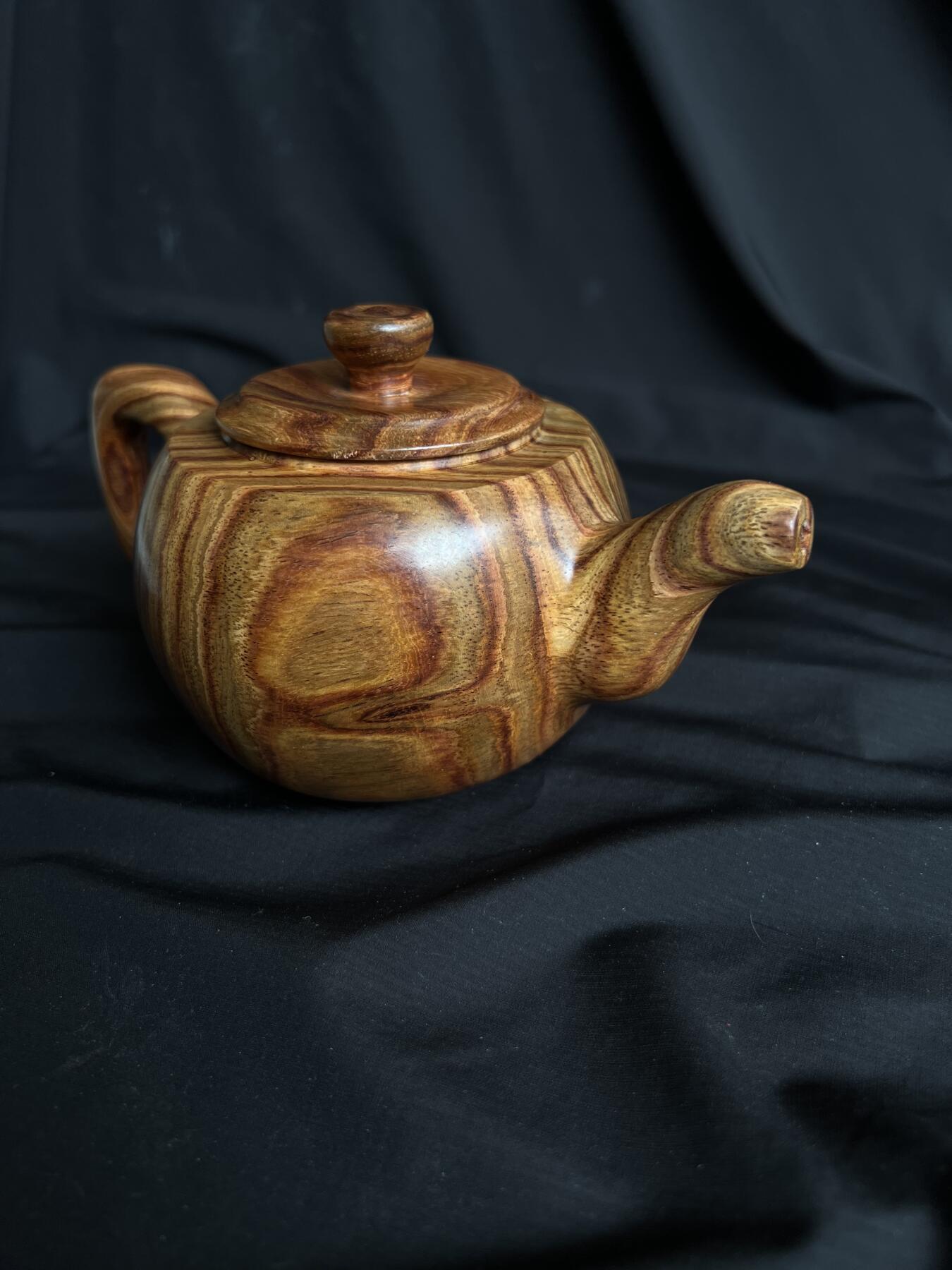 零元拍：越南黄花梨精工摆件茶壶把把壶，一块料制成，尺寸约：18（含壶把）/9CM。