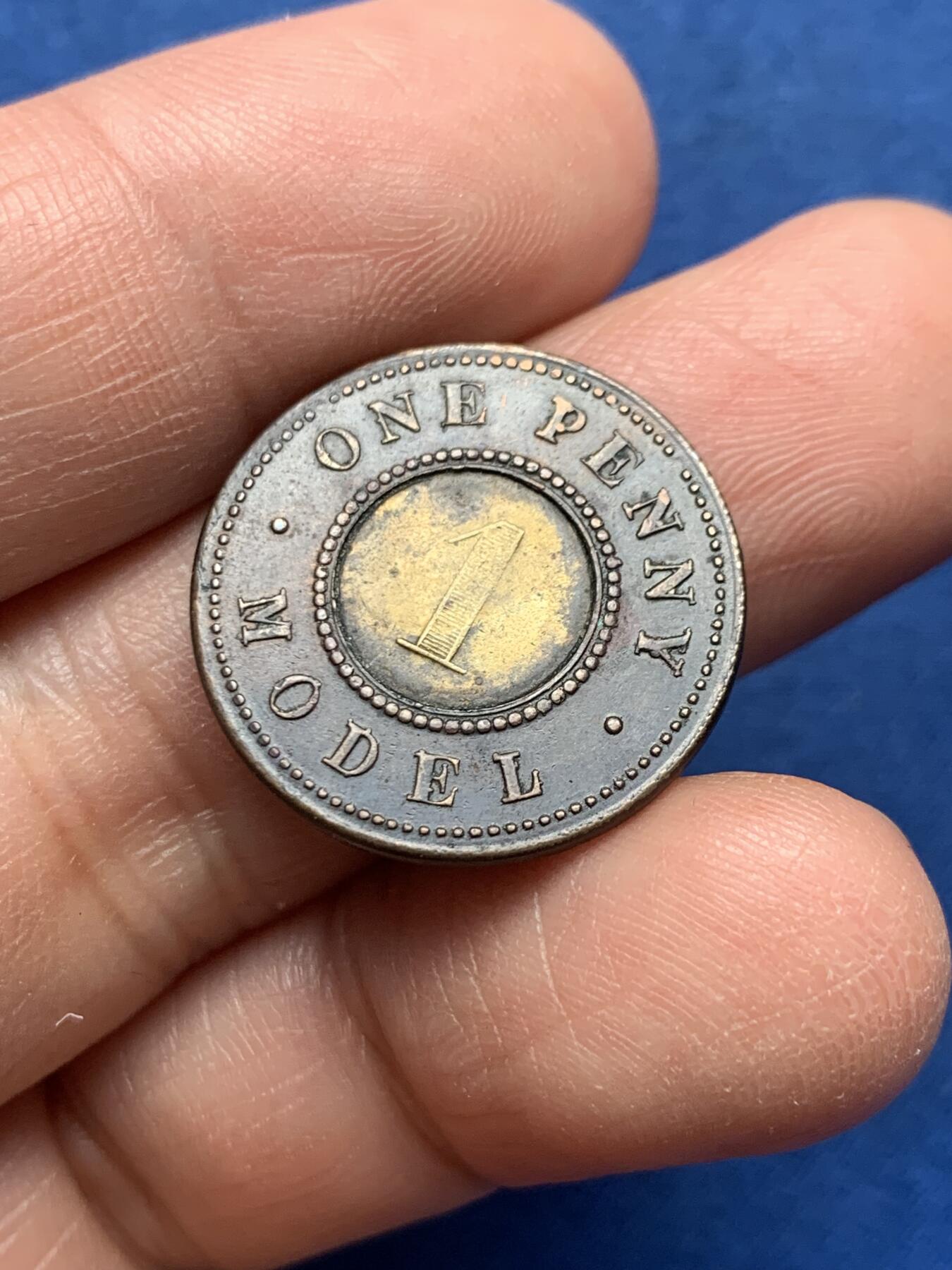 《竞宝斋》第476场 周日，周一 2场连拍 （全场包邮）欢迎送拍 英国 1844年 一便士 双色代用币 人像清晰 凹凸可见 体现近200年前英国超前嵌入式的制币技术