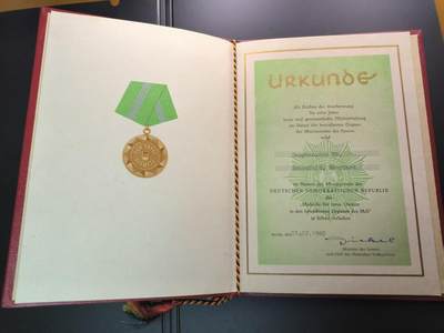 德意志民主共和国（东德）内务部武装力量忠诚服役银质奖章证书 早期版本 授予上尉伯恩哈德・舍恩菲尔德 