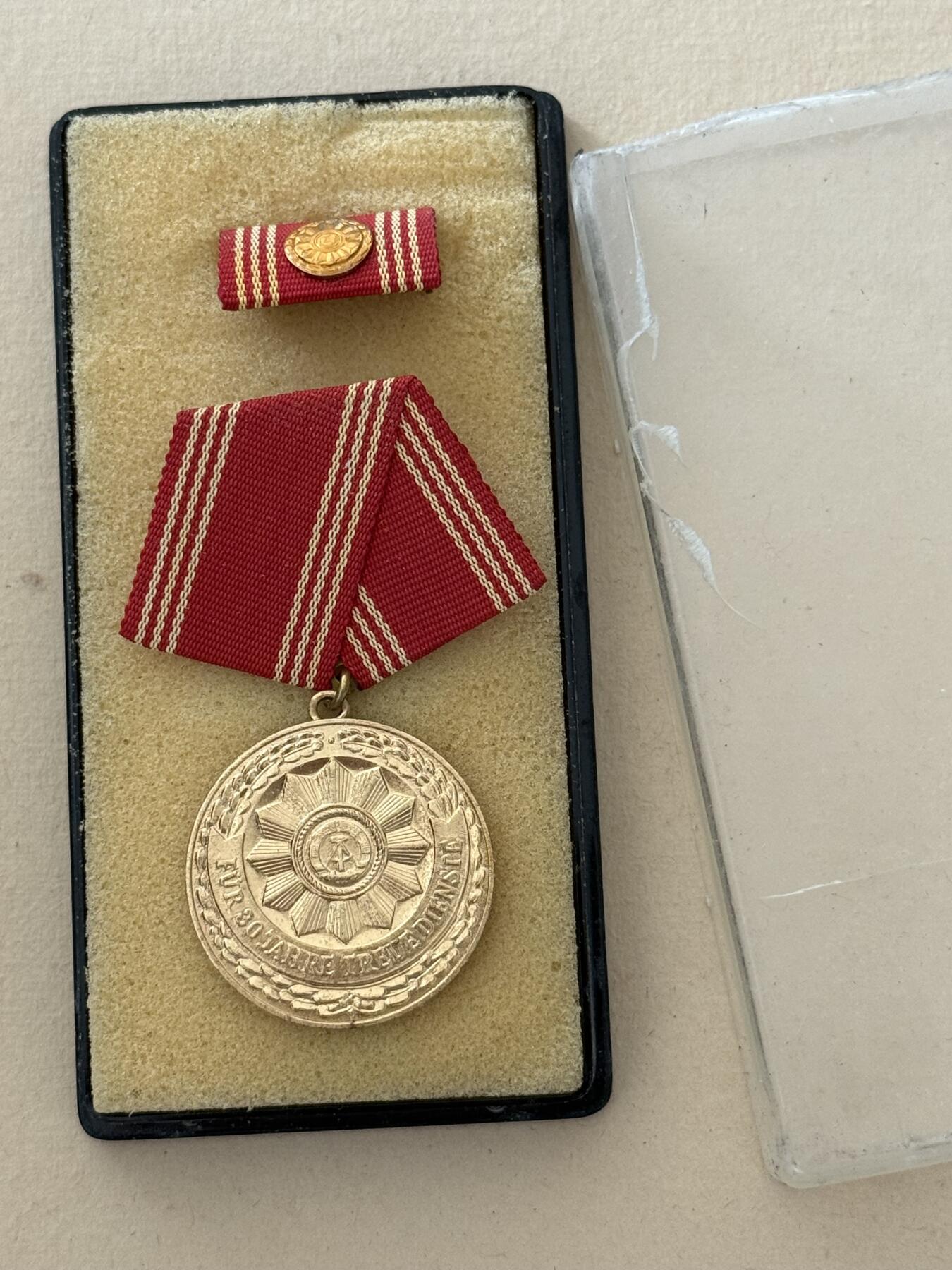 云宸嘉赏-勋臻文献佳藏优品精选场次（低佣 转发佣金红包） 民主德国工战队特级三等圆满服役奖章带盒略 镀金极品 