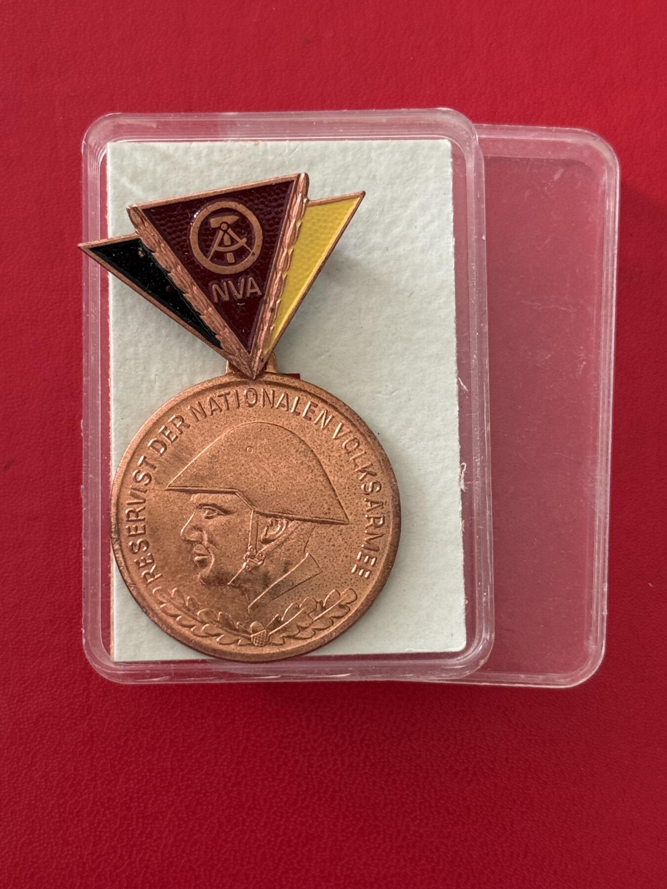 韵星假日军品类拍卖第50期 民主德国铜级人民军预备役优秀服务奖章带原盒