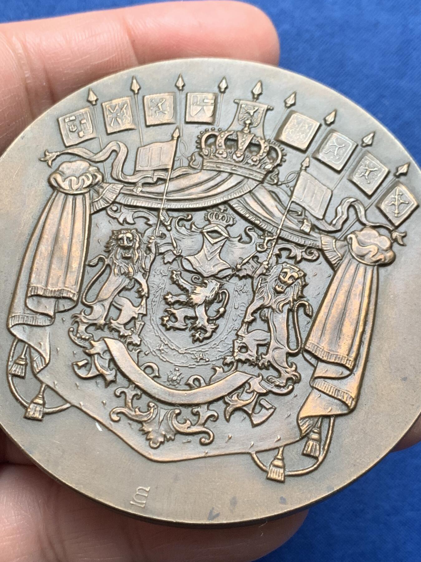 《竞宝斋》第476场 周日，周一 2场连拍 （全场包邮）欢迎送拍 比利时铜章 未知年份 正面为比利时大窗帘 背面为司法部 直径69.2mm 重量179.35g