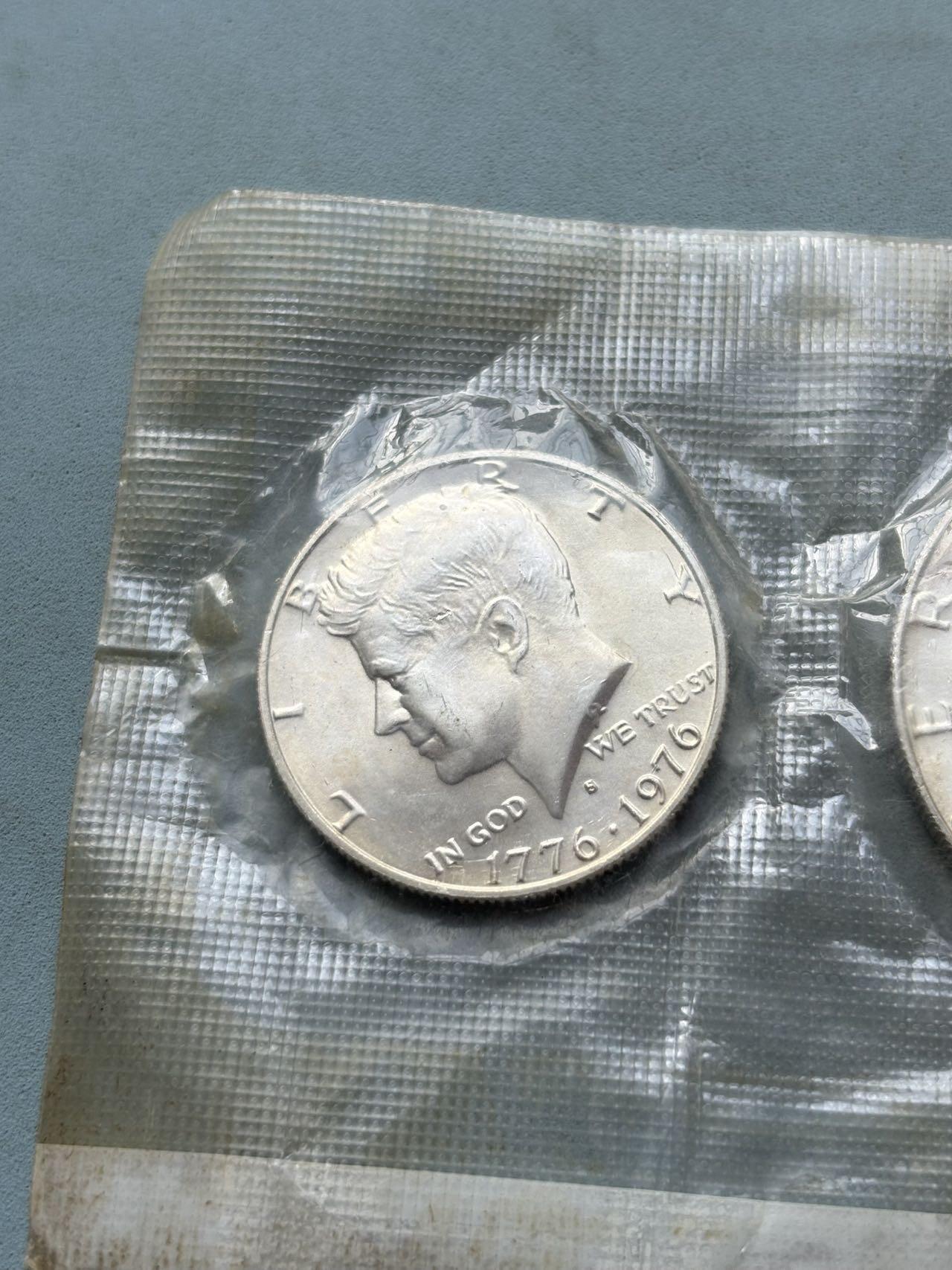 盛世勋华——号角文化勋章邮票专场拍卖第311期 美国1976年建国200周年纪念银币套装，带原封装，银价300+，属于美国铸币局（US Mint）发行的未流通版，共3枚银币，包括艾森豪威尔1美元，肯尼迪半美元，话说，华盛顿25美分，均为S版（旧金山铸币局铸造）