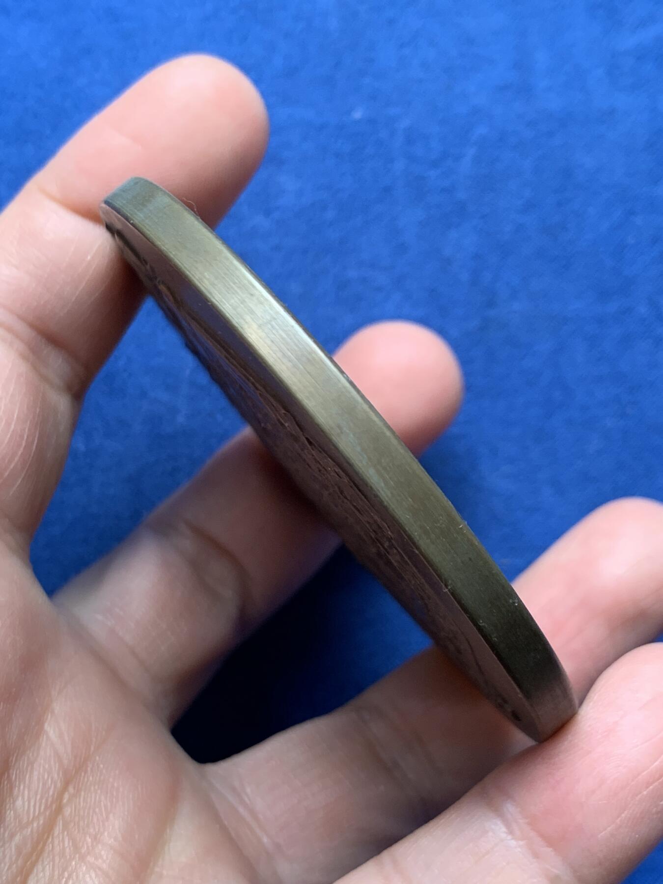 《竞宝斋》第476场 周日，周一 2场连拍 （全场包邮）欢迎送拍 比利时铜章 未知年份 正面为比利时大窗帘 背面为司法部 直径69.2mm 重量179.35g