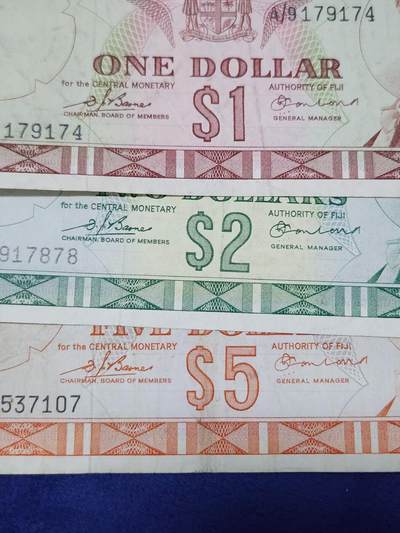 3月29号晚上8点 外国纸币自动截拍第48场 - 1974年同一个签名 斐济1-2-5元 一套