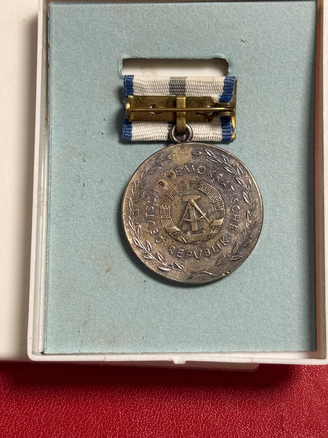 韵星假日军品类拍卖第50期 民主德国银级卫生与公共医疗忠诚服务奖章带原盒