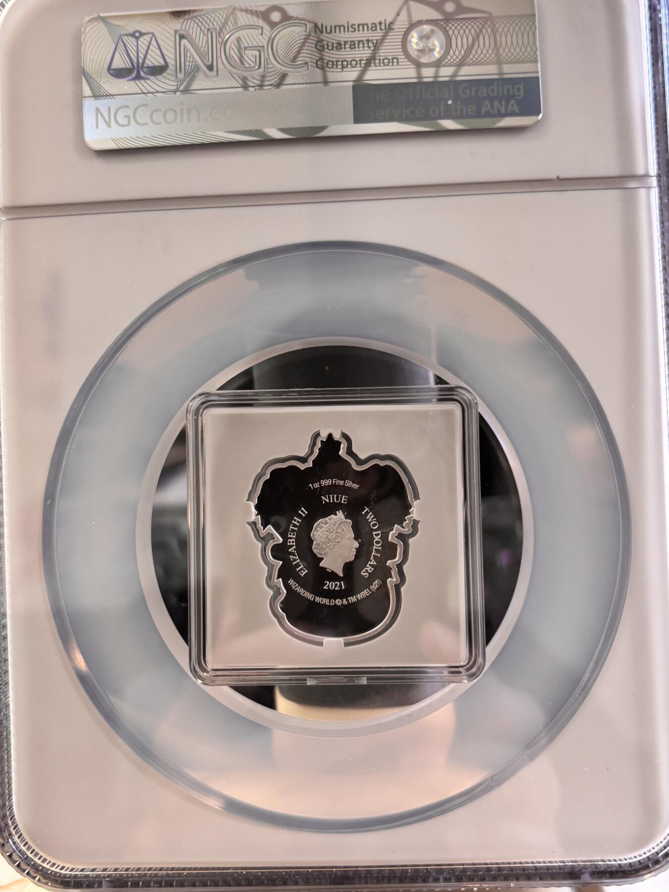 第196期拍卖 纽埃2021年哈利波特格兰芬多徽章异形银币NGC-PF70，1盎司，发行5000枚