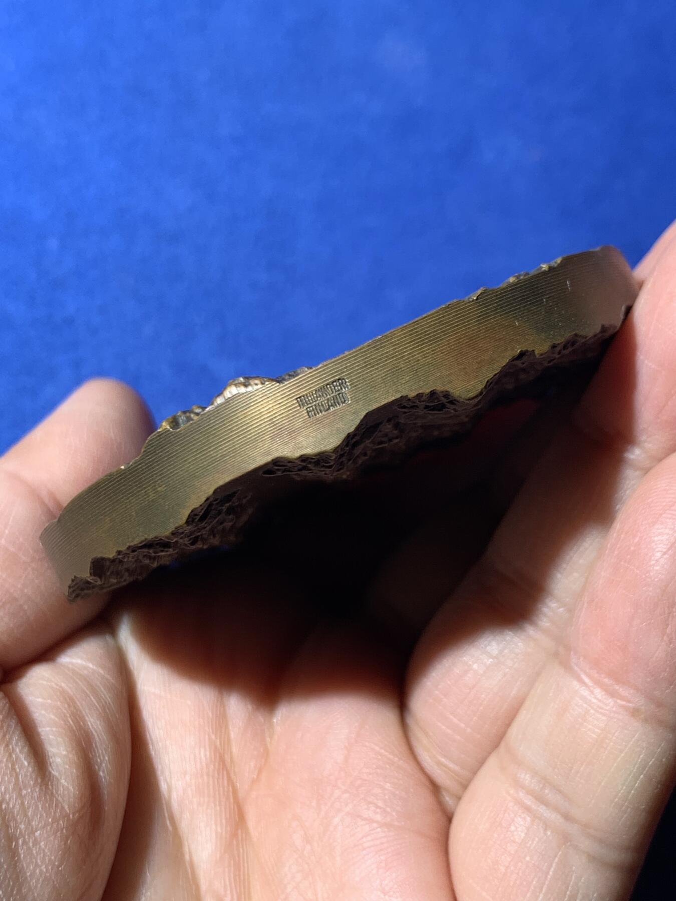 《竞宝斋》第476场 周日，周一 2场连拍 （全场包邮）欢迎送拍 芬兰大铜章 1977年 芬兰独立60周年 直径69.5mm 重量243.2g 附带竹制收纳盒