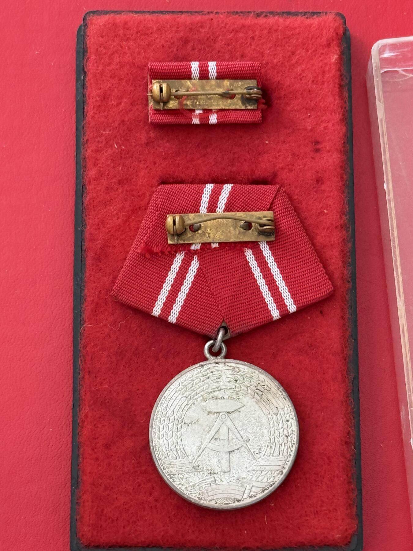 韵星假日军品类拍卖第50期 民主德国银级工战队忠诚服务奖章带原盒略