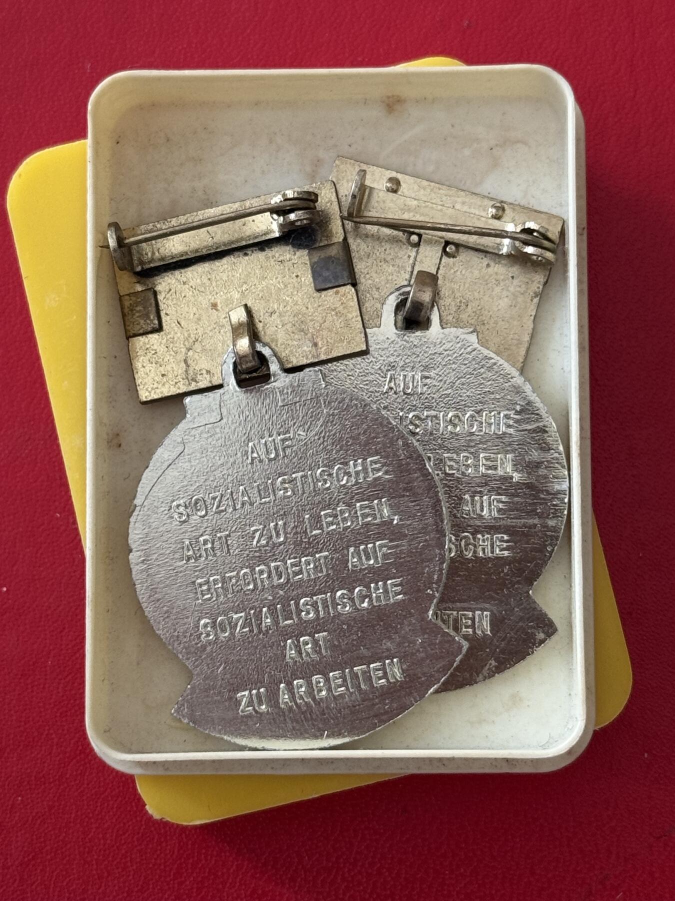 韵星假日军品类拍卖第50期 民主德国七年计划劳动模范奖章两枚带盒