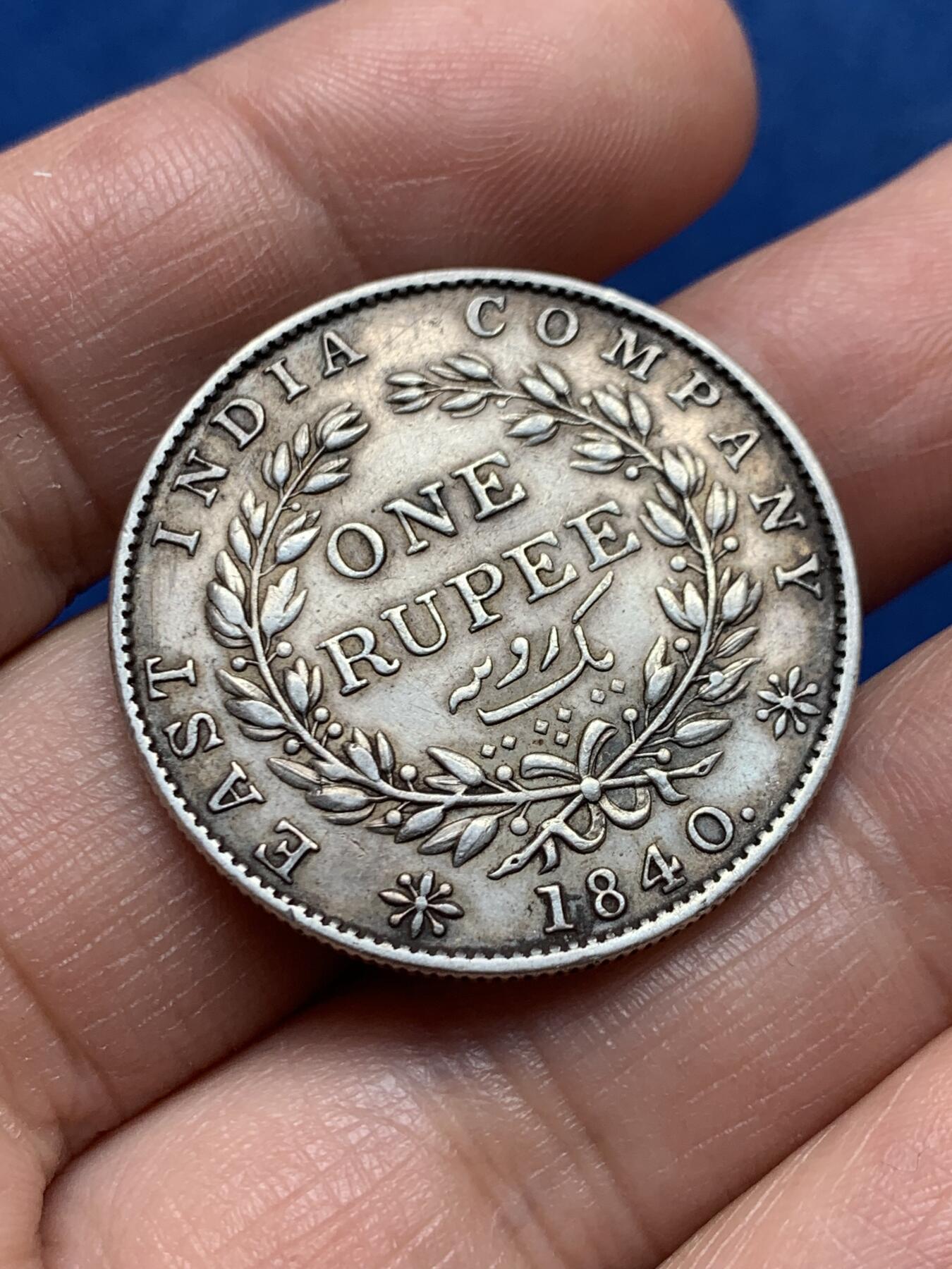 《竞宝斋》第476场 周日，周一 2场连拍 （全场包邮）欢迎送拍 东印度公司1840年维多利亚女王单辫1卢比银币 总重11.6克