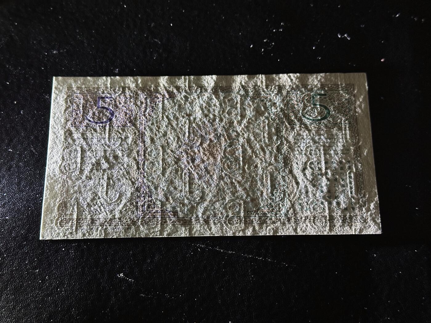 《外钞收藏家》第六百二十二期（精品场）（长期征集拍品、欢迎藏友们联系合作） 1939年荷属东印度5盾 全新 满版水印导致剪裁不齐