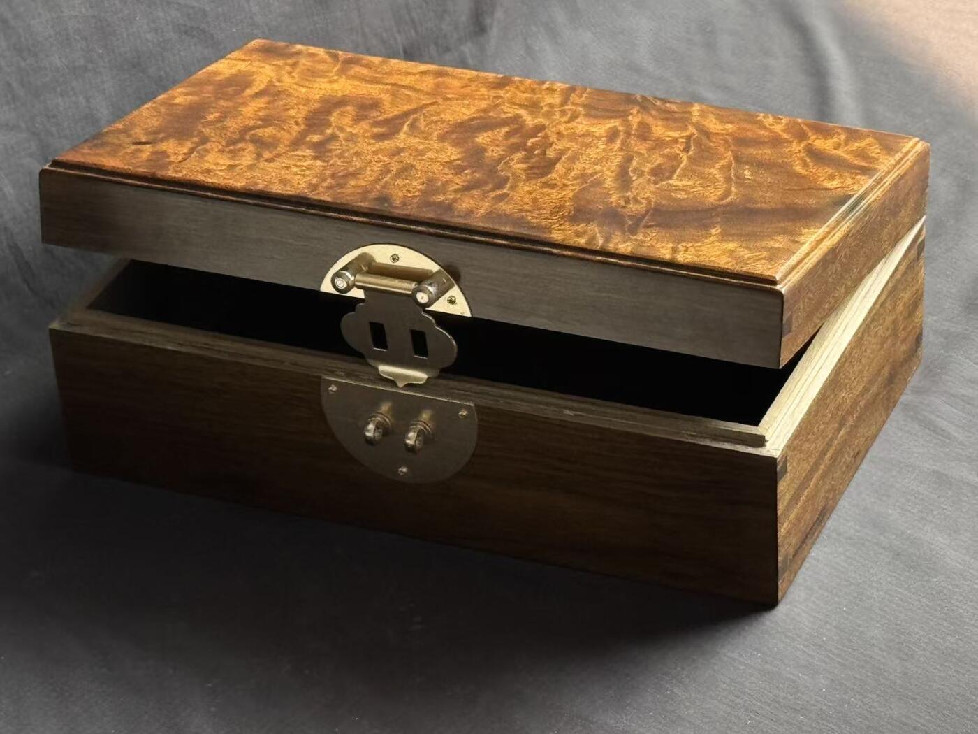 零元拍：金丝楠阴沉木满水波满纹满金丝首饰箱，尺寸：228/117/77MM，送礼盒箱。