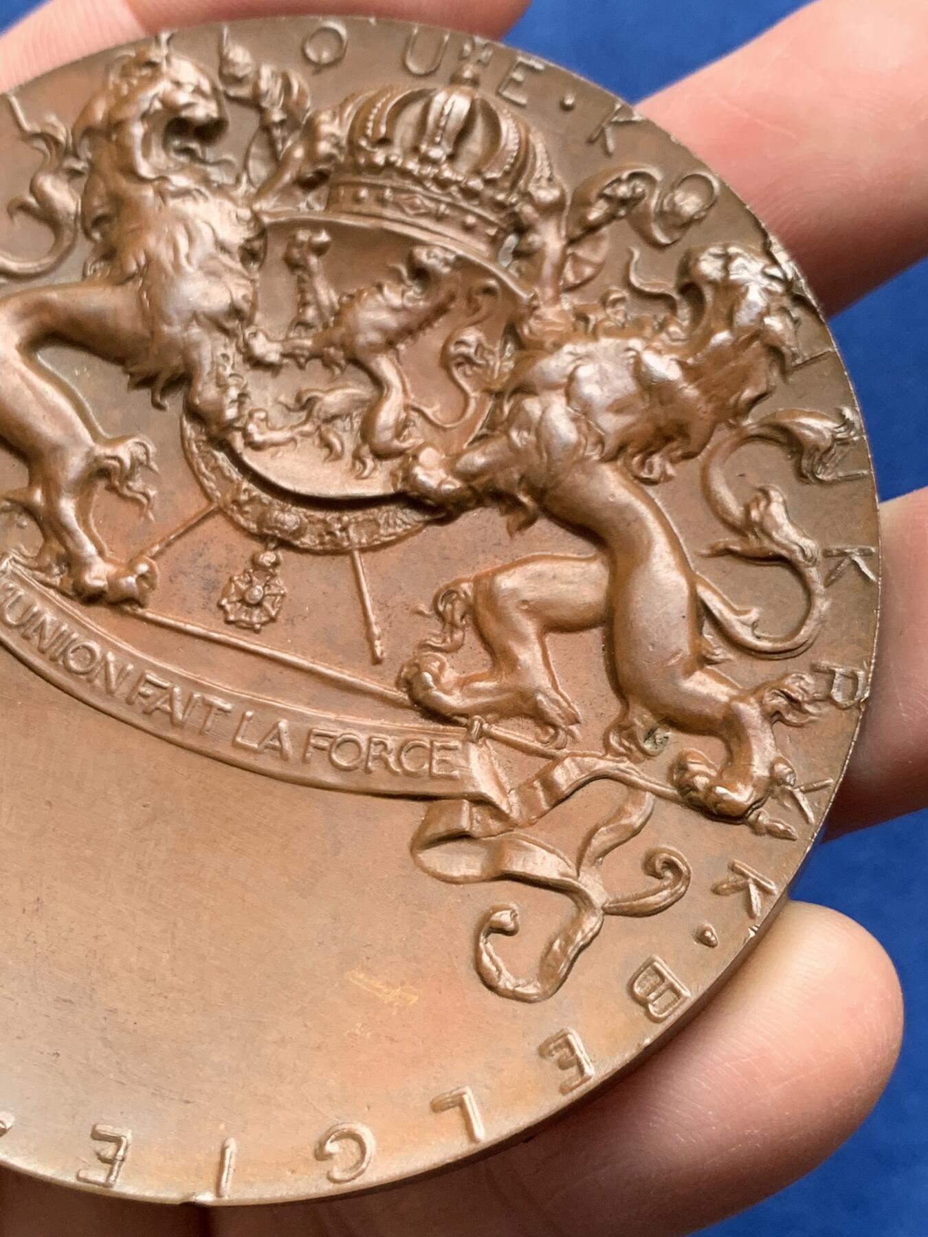 《竞宝斋》第476场 周日，周一 2场连拍 （全场包邮）欢迎送拍 1897年比利时布鲁塞尔世博会纪念大铜章 153.7克 69.2mm 高浮雕 带原盒