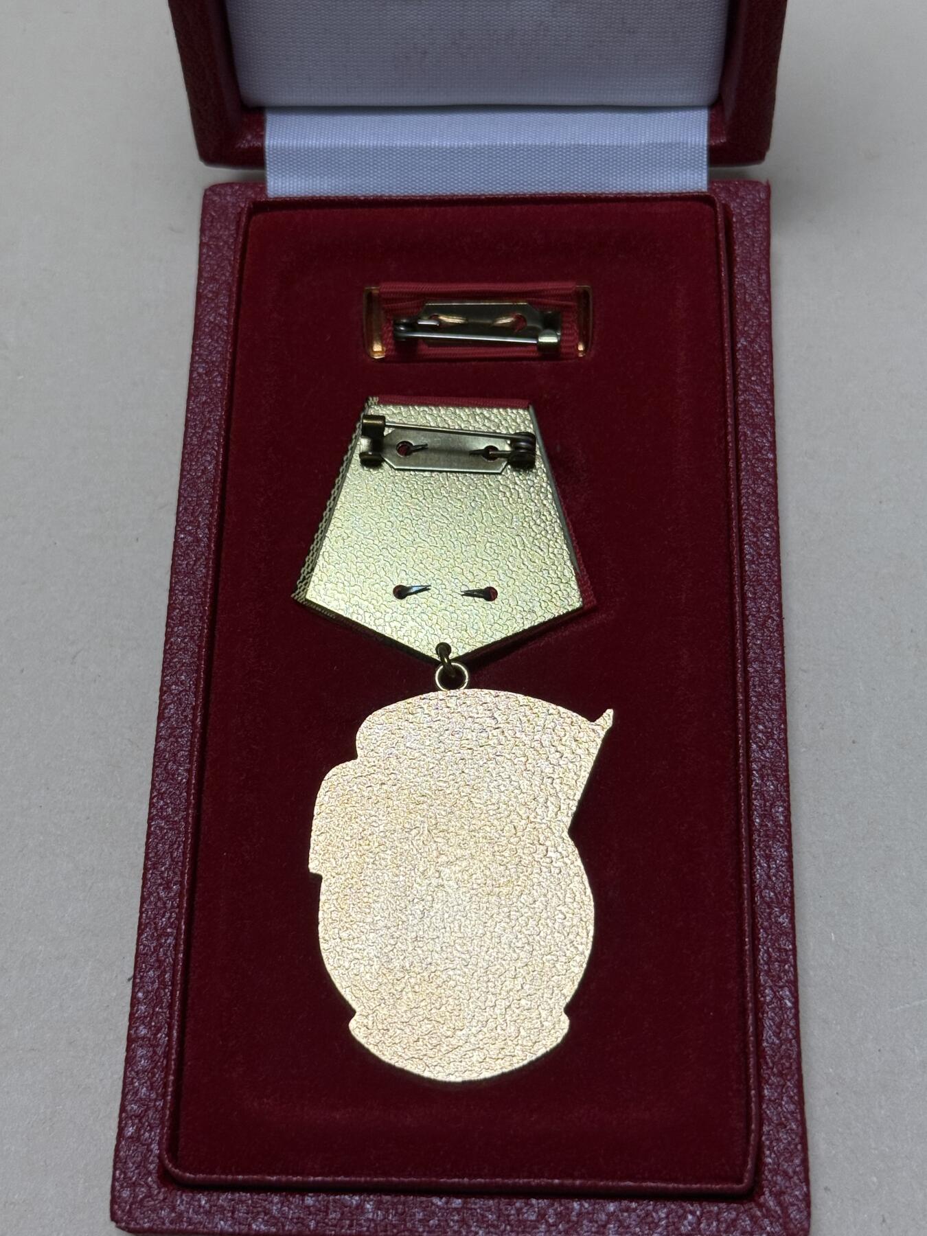 云宸嘉赏-勋臻文献佳藏优品精选场次（低佣 转发佣金红包） 东德一级劳动红旗勋章原盒带略 有两枚随机