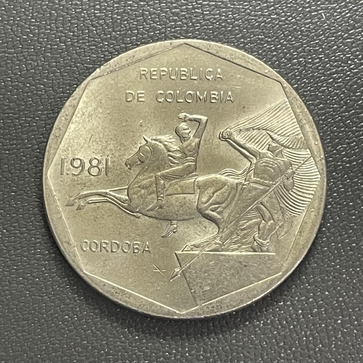 回流0406 哥伦比亚1981年10比索 骑马的科尔多瓦将军与持旗战士形象，象征独立与自由