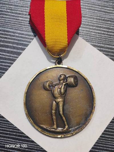 纪念章/纪念币 - （Weightlifting）铜质镀金体育奖章，整体呈现复古的铜包金（Gilt）质感，属于非法定货币的体育纪念类制品。