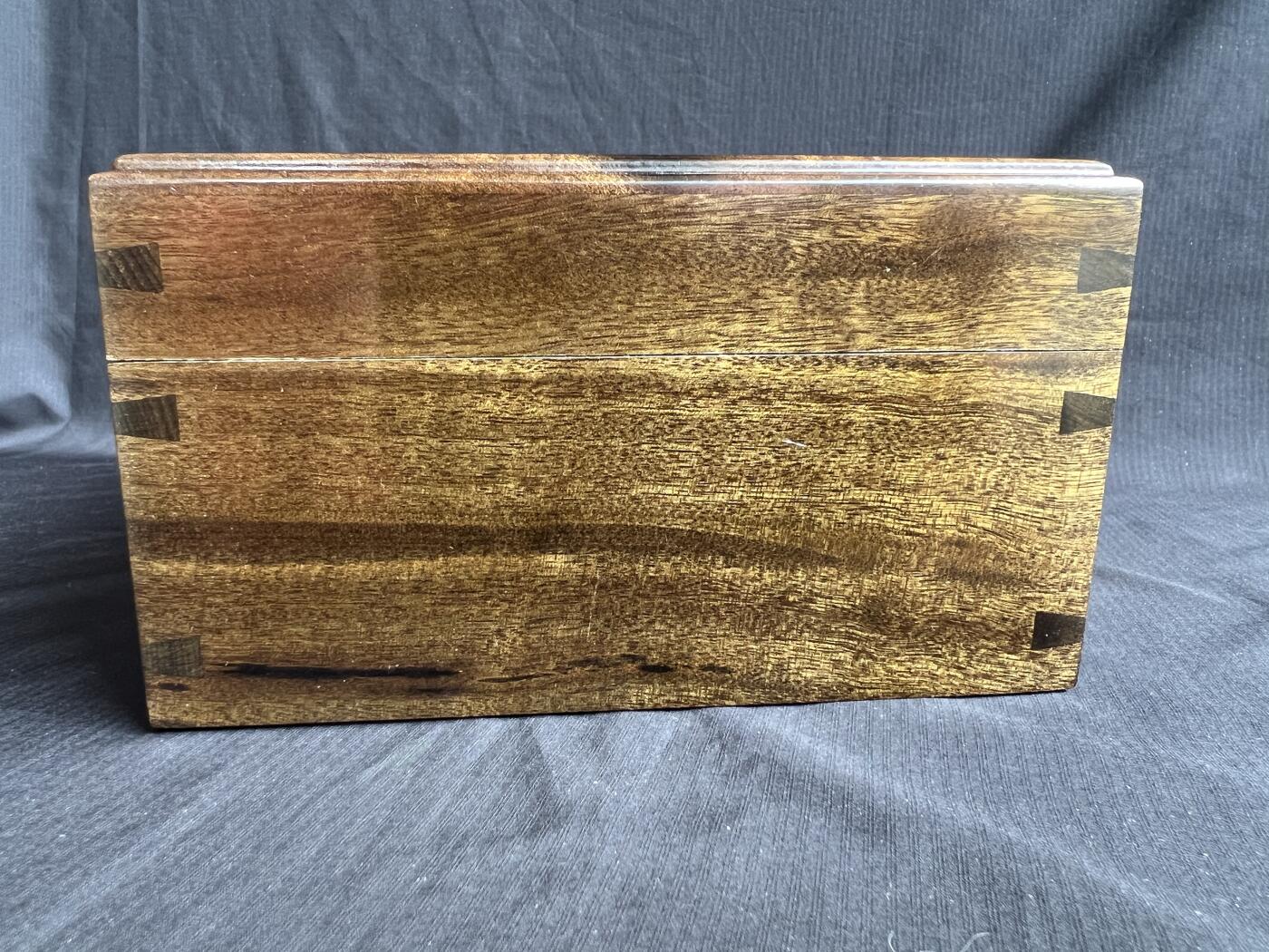 零元拍：金丝楠阴沉木满水波满纹满金丝首饰箱，尺寸：228/117/77MM，送礼盒箱。