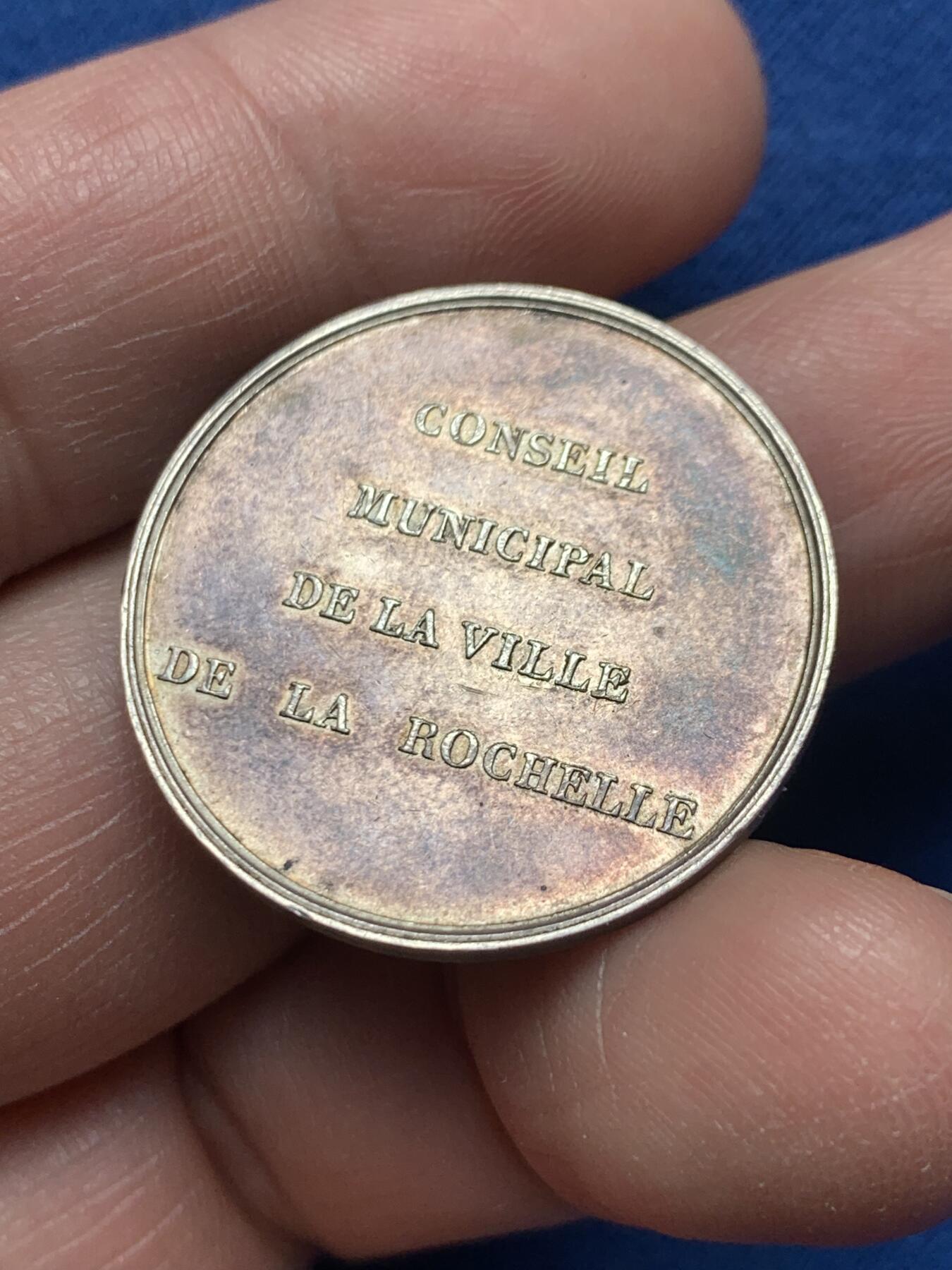 《竞宝斋》第476场 周日，周一 2场连拍 （全场包邮）欢迎送拍 法国1836年罗谢尔市政厅纪念银章，油灯边铭，7.3克，28.4mm