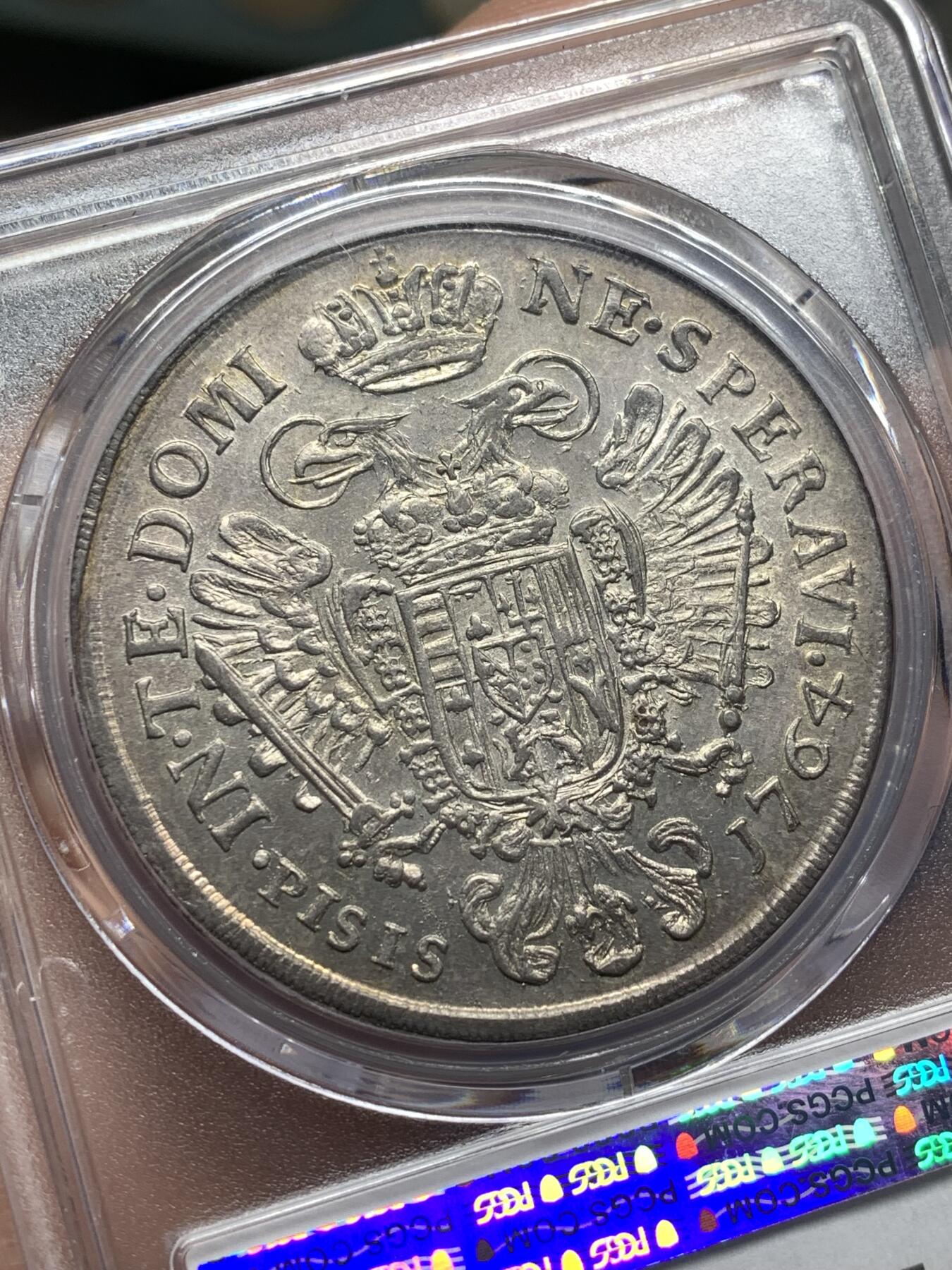 《竞宝斋》第476场 周日，周一 2场连拍 （全场包邮）欢迎送拍 PCGS AU58 意大利托斯卡纳大公国1764年francescone大银币，正面为神圣罗马帝国皇帝弗朗西斯（著名神罗女皇玛丽亚·特蕾莎的丈夫），背面为带有光环的神罗双头鹰，中间核心盾徽是奥地利哈布斯堡家族家徽和代表美第奇家族的六颗药丸盾徽。弗朗西斯也是美第奇家族绝嗣后托斯卡纳的第一个统治者。比奥地利本土的少见很多，冠军分，黄金包浆。另一枚年份更常见的61在今年拍了13000人民币。