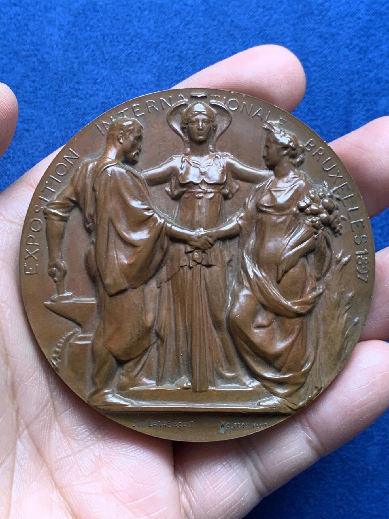 《竞宝斋》第476场 周日，周一 2场连拍 （全场包邮）欢迎送拍 1897年比利时布鲁塞尔世博会纪念大铜章 153.7克 69.2mm 高浮雕 带原盒