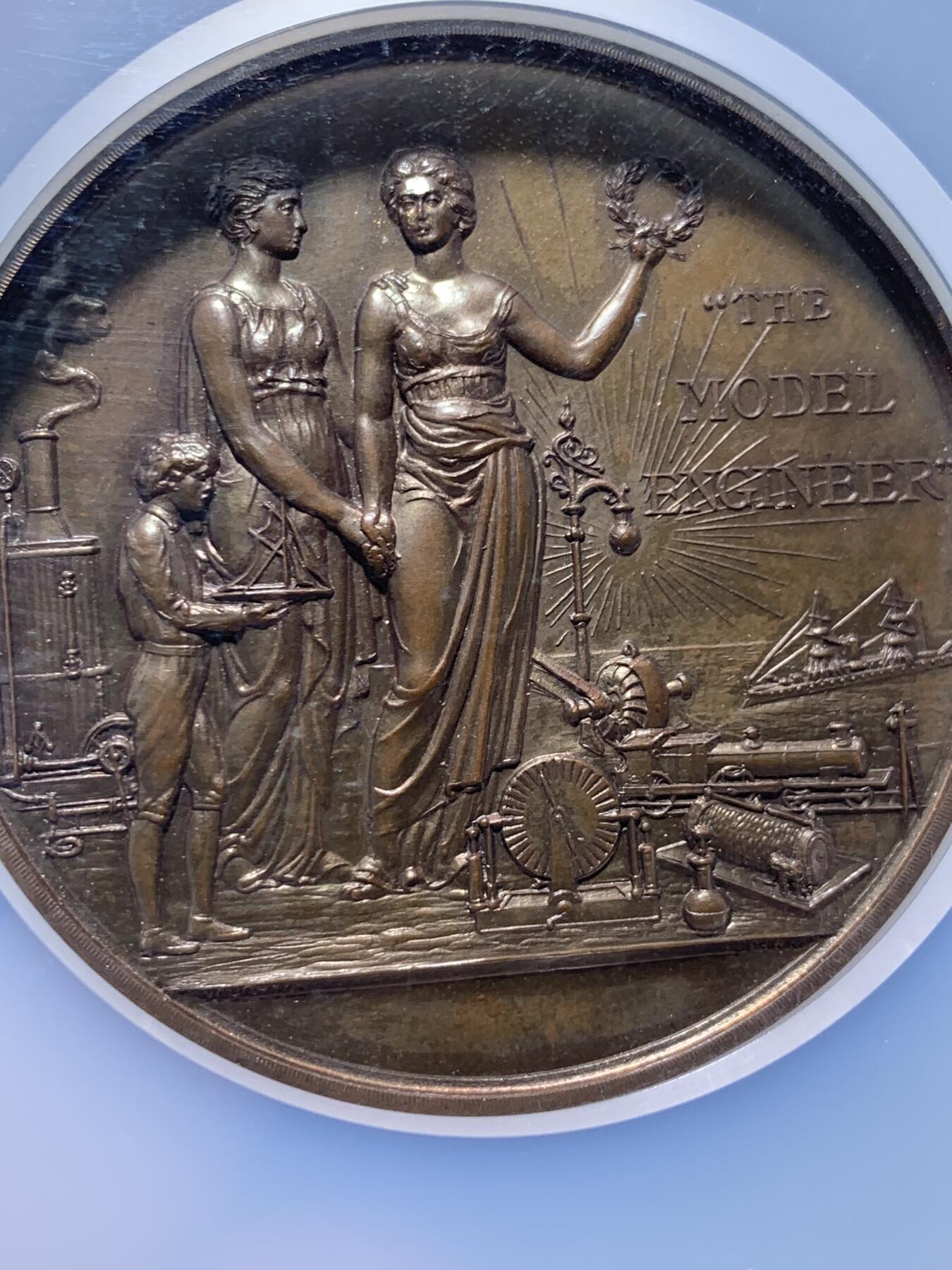 《竞宝斋》第476场 周日，周一 2场连拍 （全场包邮）欢迎送拍 NGC MS64BN 模型工程师铜章 51mm 加大加厚盒