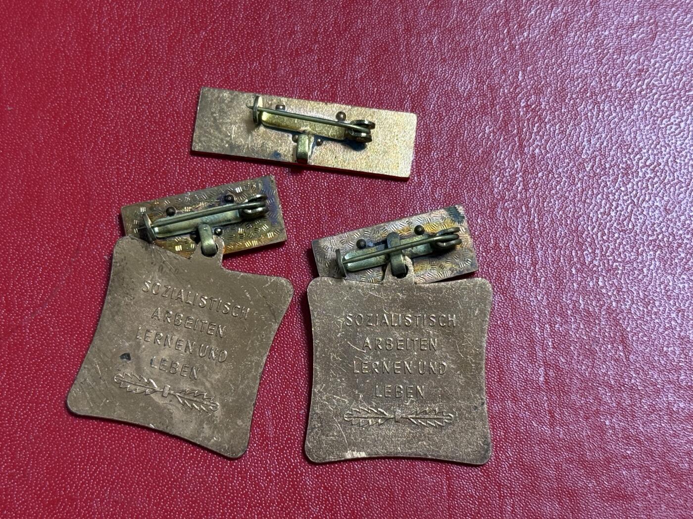 韵星假日军品类拍卖第50期 民主德国集体劳动模范奖章两枚带两次获得上挂