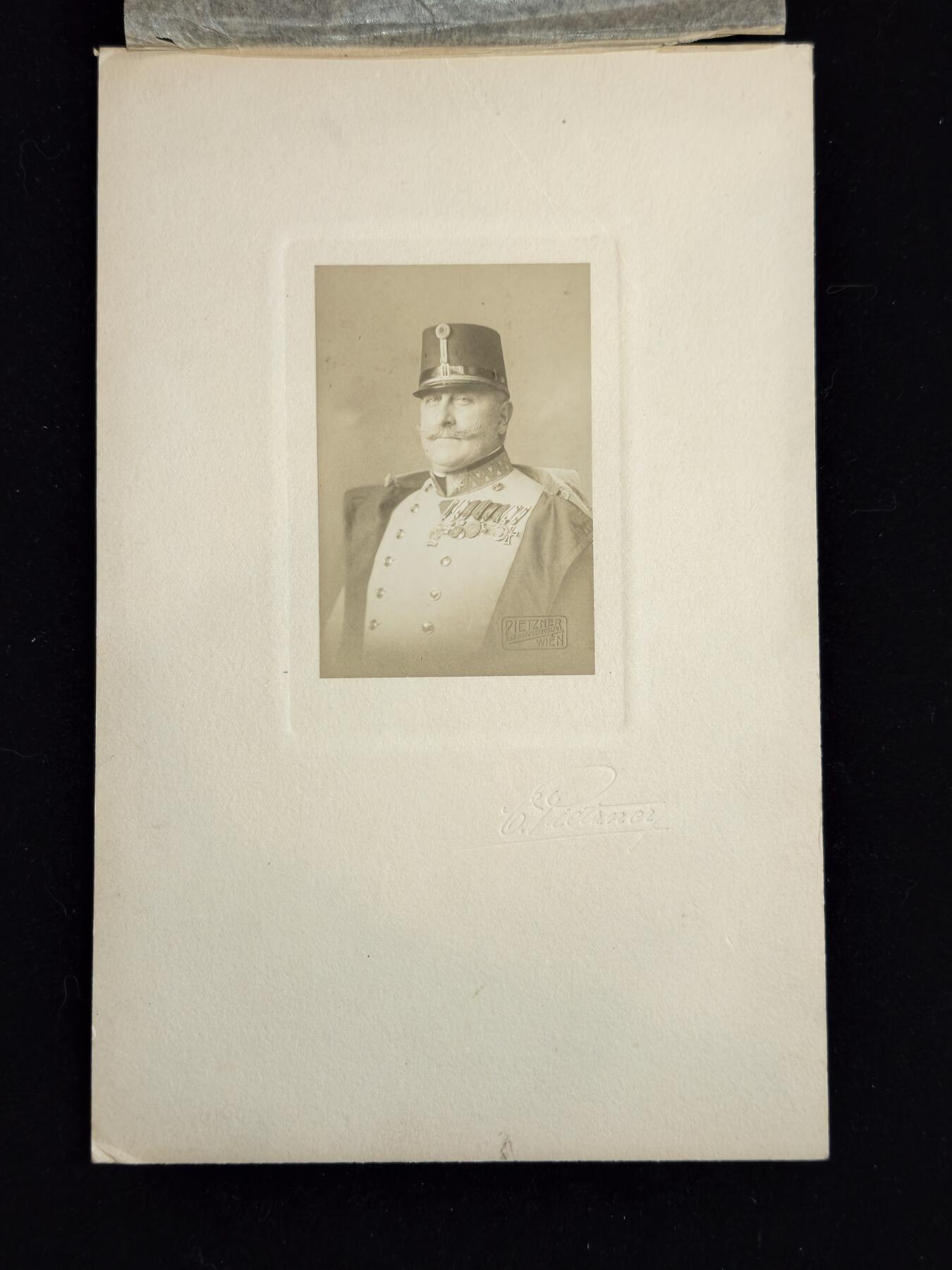 凯旋世界勋赏（第23期）（欢迎送拍）（对拍品有疑问请询问客服，不接受到手刀，出价默认拍品品相。请认真阅读拍卖规则！出价默认已认可！）（收到货请录制开箱视频，无视频概不处理问题。） 奥匈帝国 安东·鲍尔 个人正装肖像照原片，年代约为1912-1913年间 维也纳，上校军衔，在奥匈帝国最负盛名的皇家摄影师之一的卡尔·皮茨纳 所拍摄的制服像原件