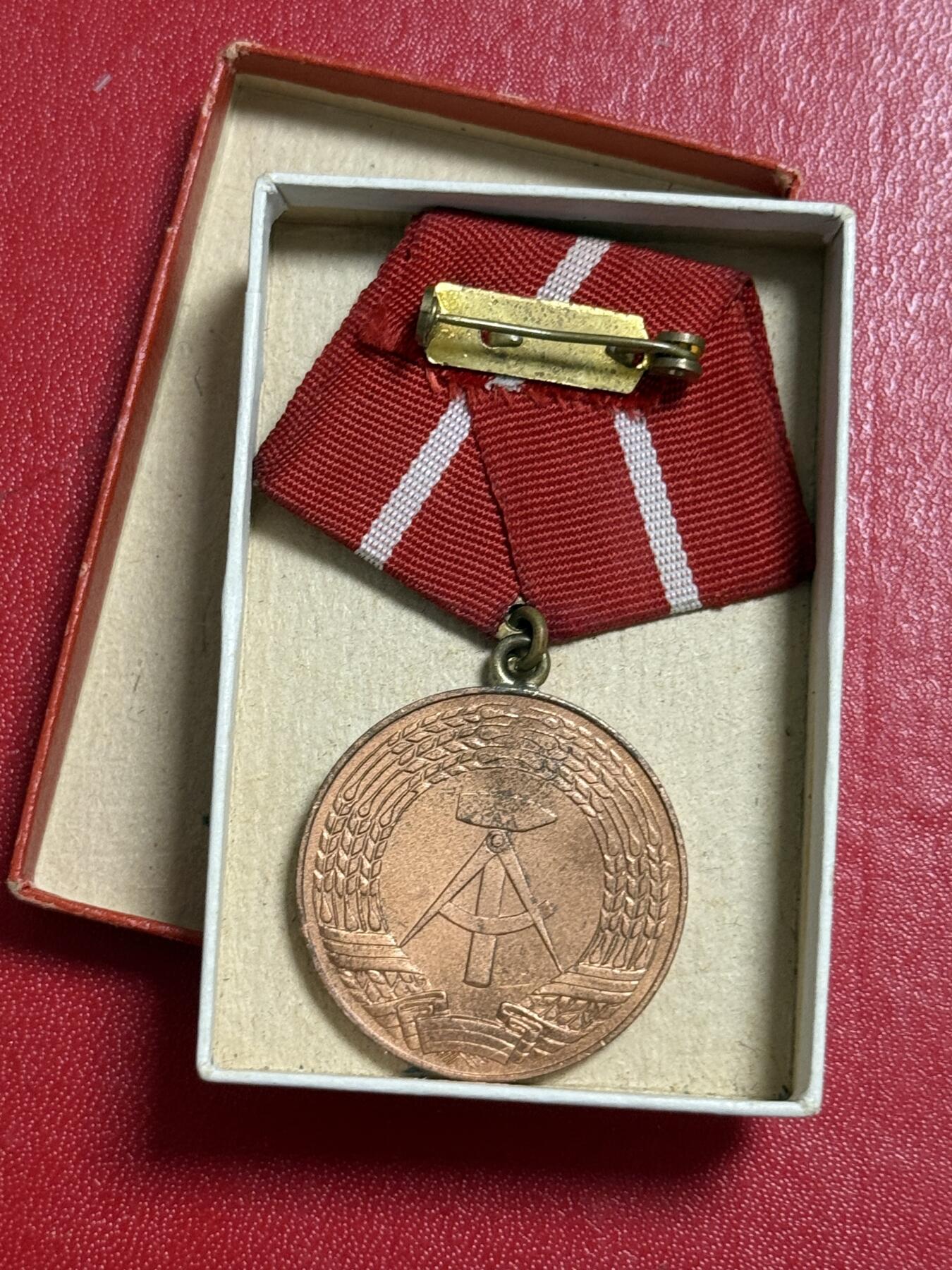 韵星假日军品类拍卖第50期 民主德国铜级工战队忠诚服务奖章带盒