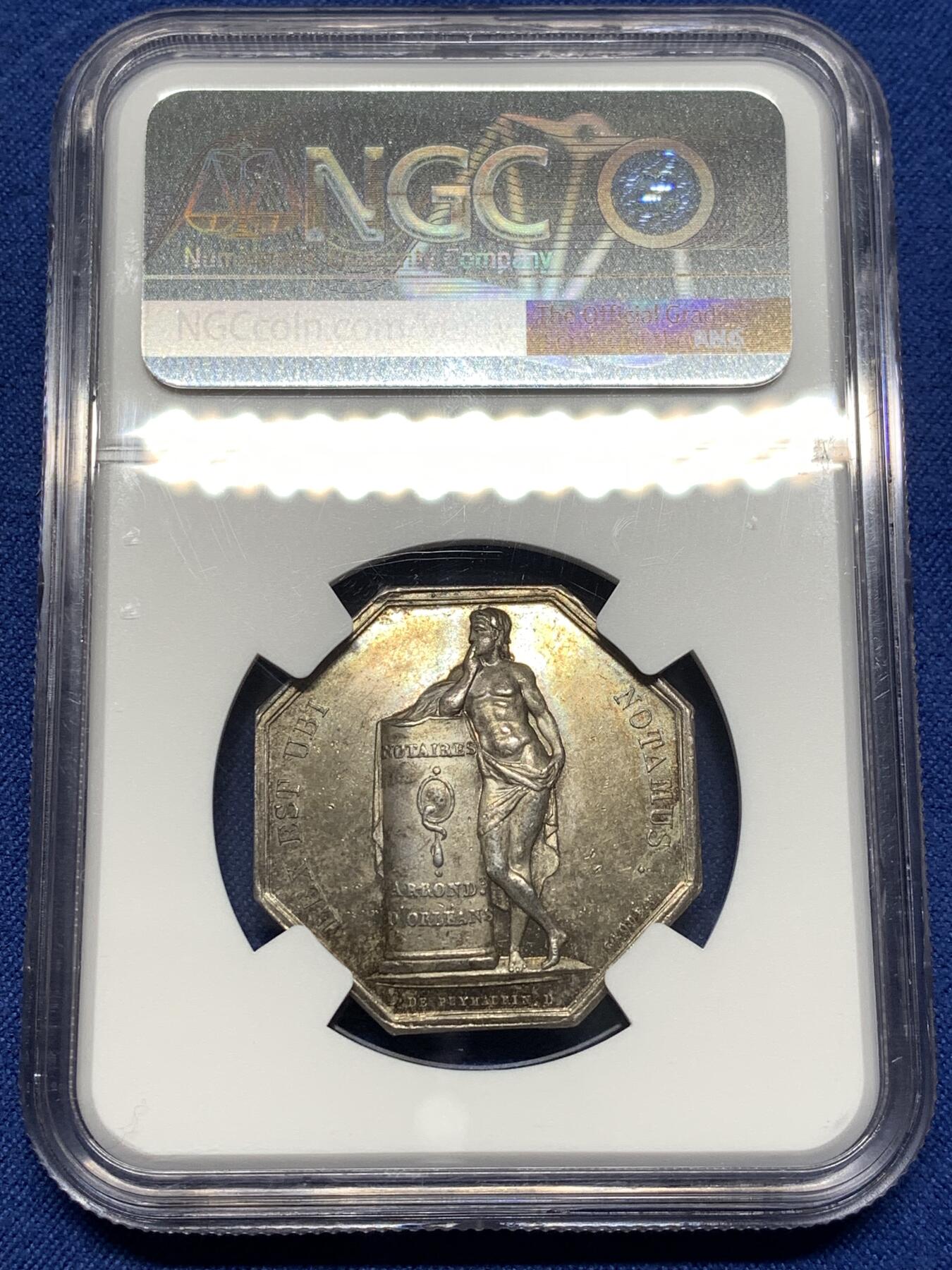 《竞宝斋》第476场 周日，周一 2场连拍 （全场包邮）欢迎送拍 NGC MS63 法国七月王朝时期路易·菲利普一世发行的公证人八角银质代币，极少见款，官方巴黎造币厂出品，著名雕刻家BARRE雕刻设计。背面铭文译“有公证人之处，即有法律”，图案：象征法律的忒弥斯（正义之神）站立依靠在刻有公证人标识的石柱上，体现公证行业的法律属性。