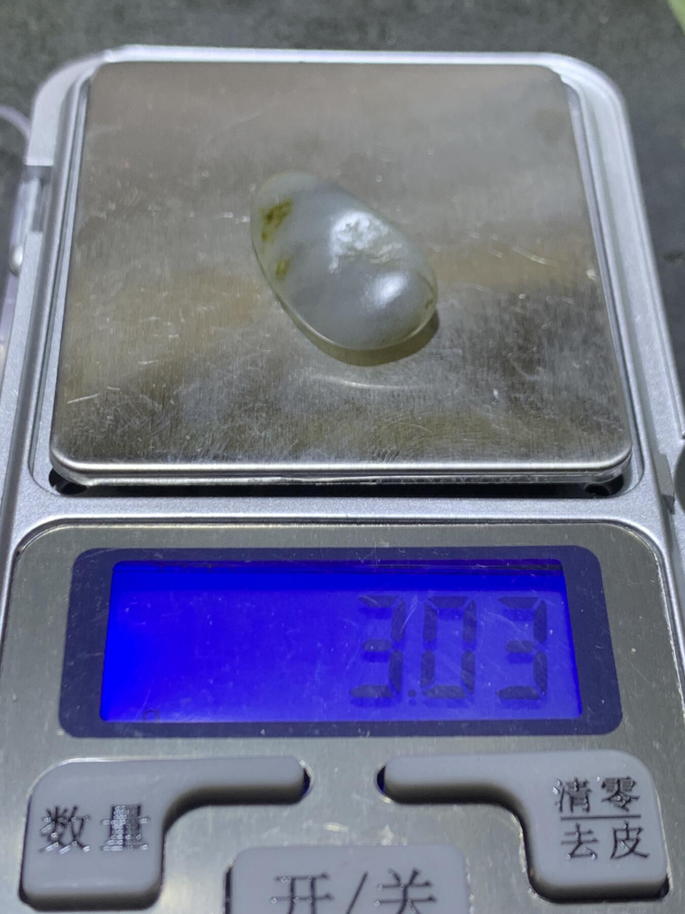 精美和田玉青花小独籽原石一颗