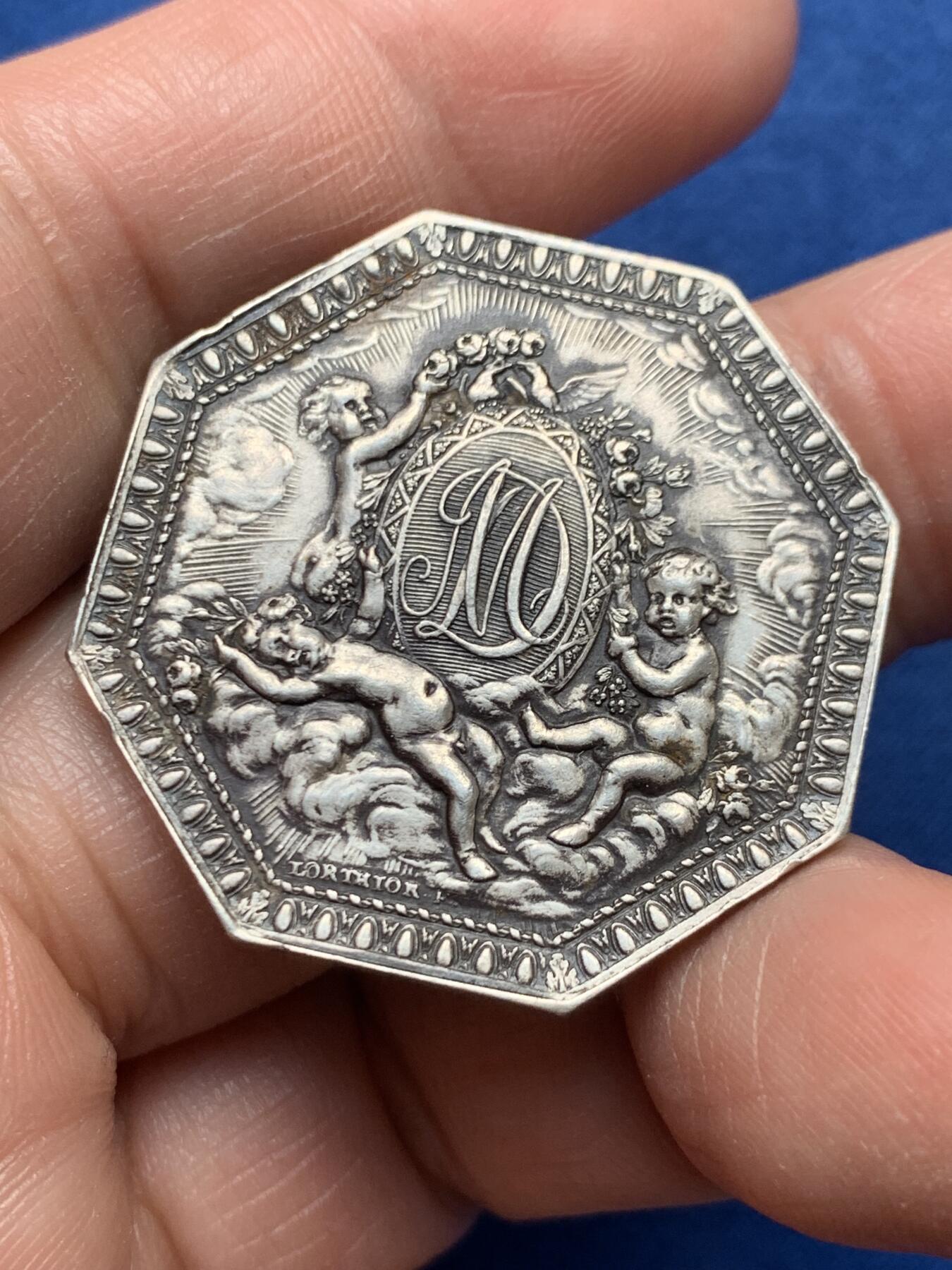 《竞宝斋》第476场 周日，周一 2场连拍 （全场包邮）欢迎送拍 法国贵族族徽三天使八角银质代币 16.55克 33.1mm 丰饶角银标