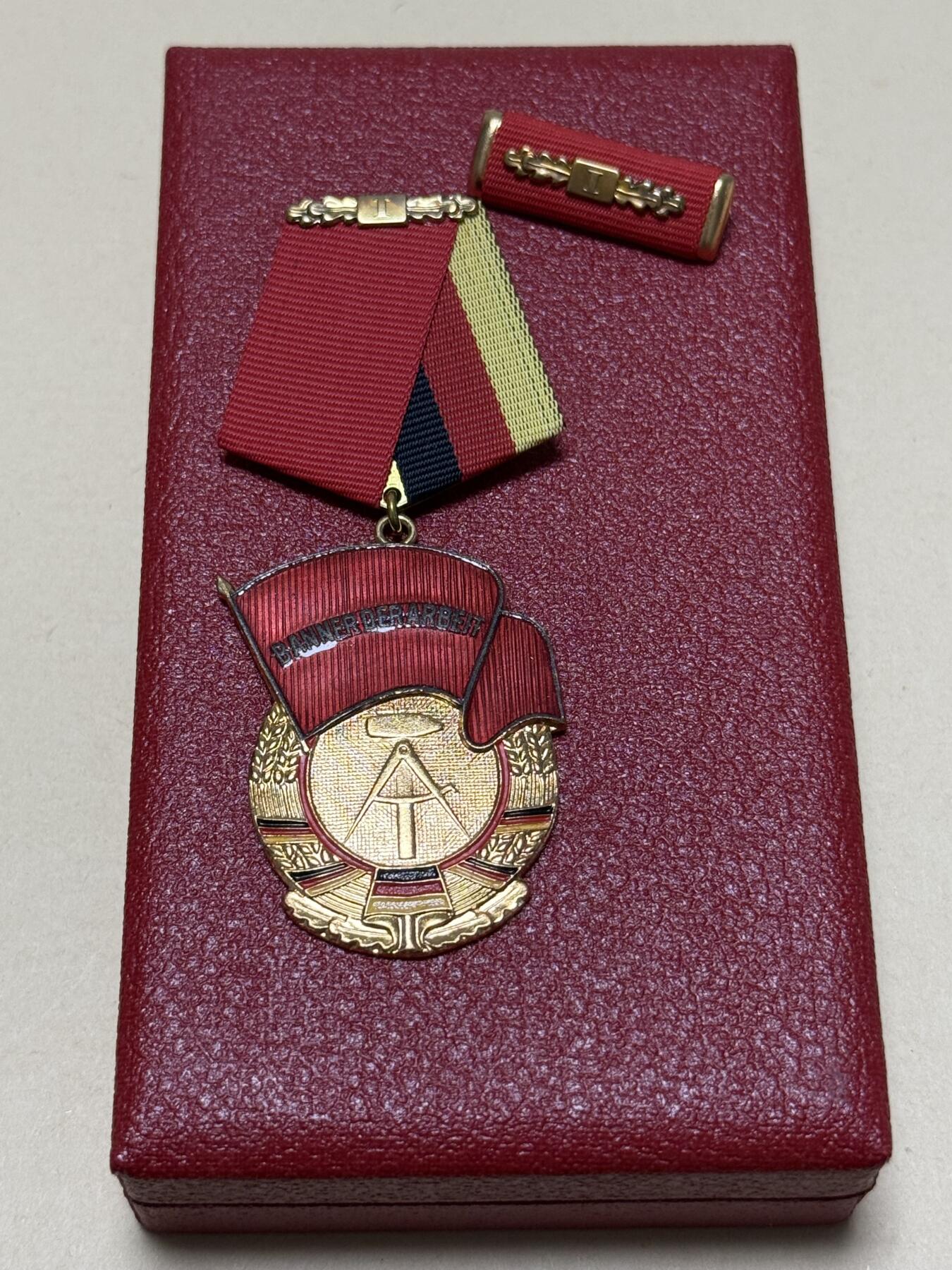 云宸嘉赏-勋臻文献佳藏优品精选场次（低佣 转发佣金红包） 东德一级劳动红旗勋章原盒带略 有两枚随机