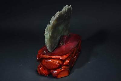 上海都达杂项专场103【全场包邮】  天然和田玉精雕《松山高士图》摆件连座95-262