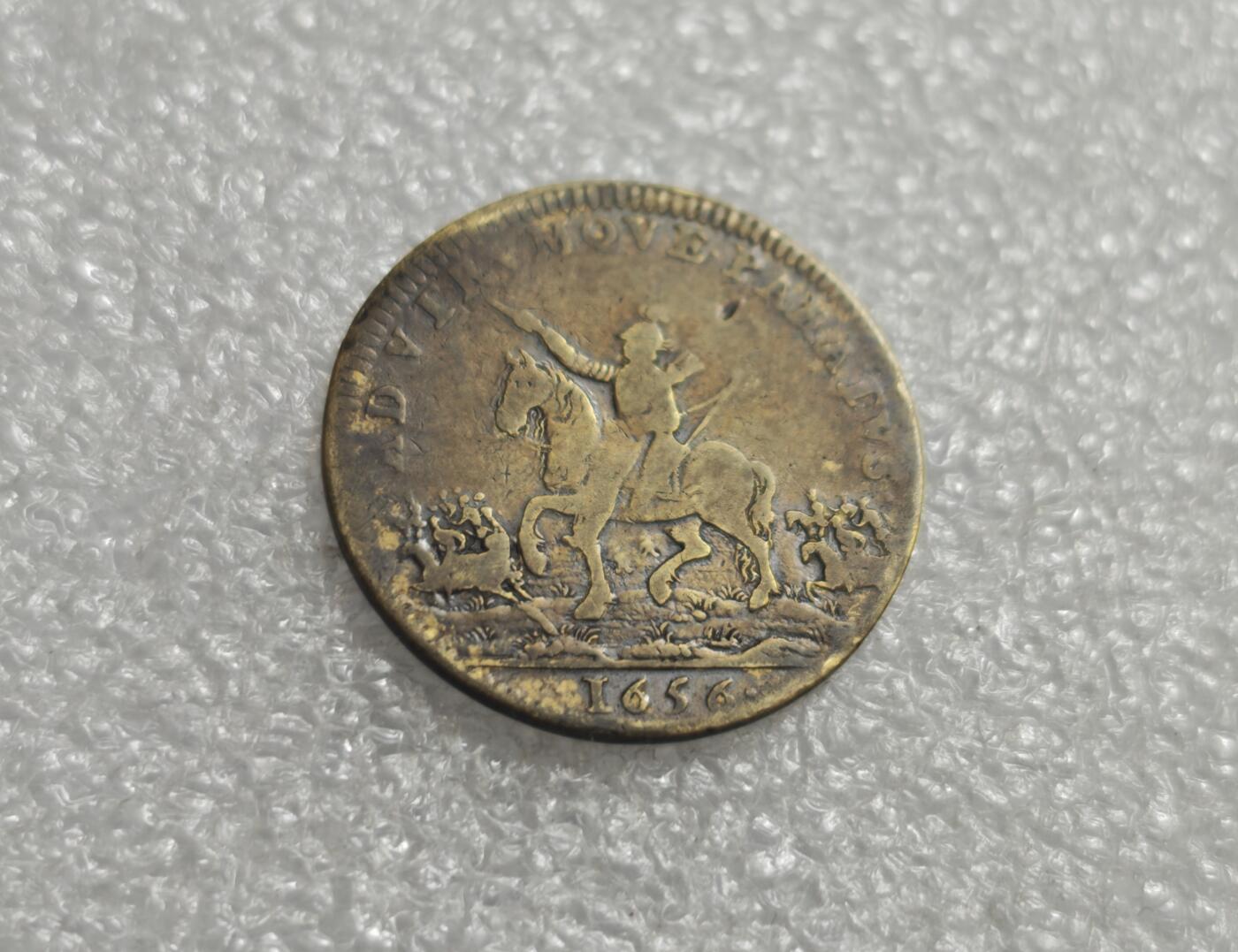 瓶子🏺第235期拍卖会  法国佩罗讷（Péronne）1656年城市纪念铜质Jeton（代币/筹码），属于法国近代早期的城市纪念代币体系 正面布雷西亚城拟人形象与铭文  背面骑士凯旋与格言   铭文ADVIAM NOVE FRANCVS （意为“我们准备好踏上征程”），当时法国的军事格言，呼应1656年法西战争背景 