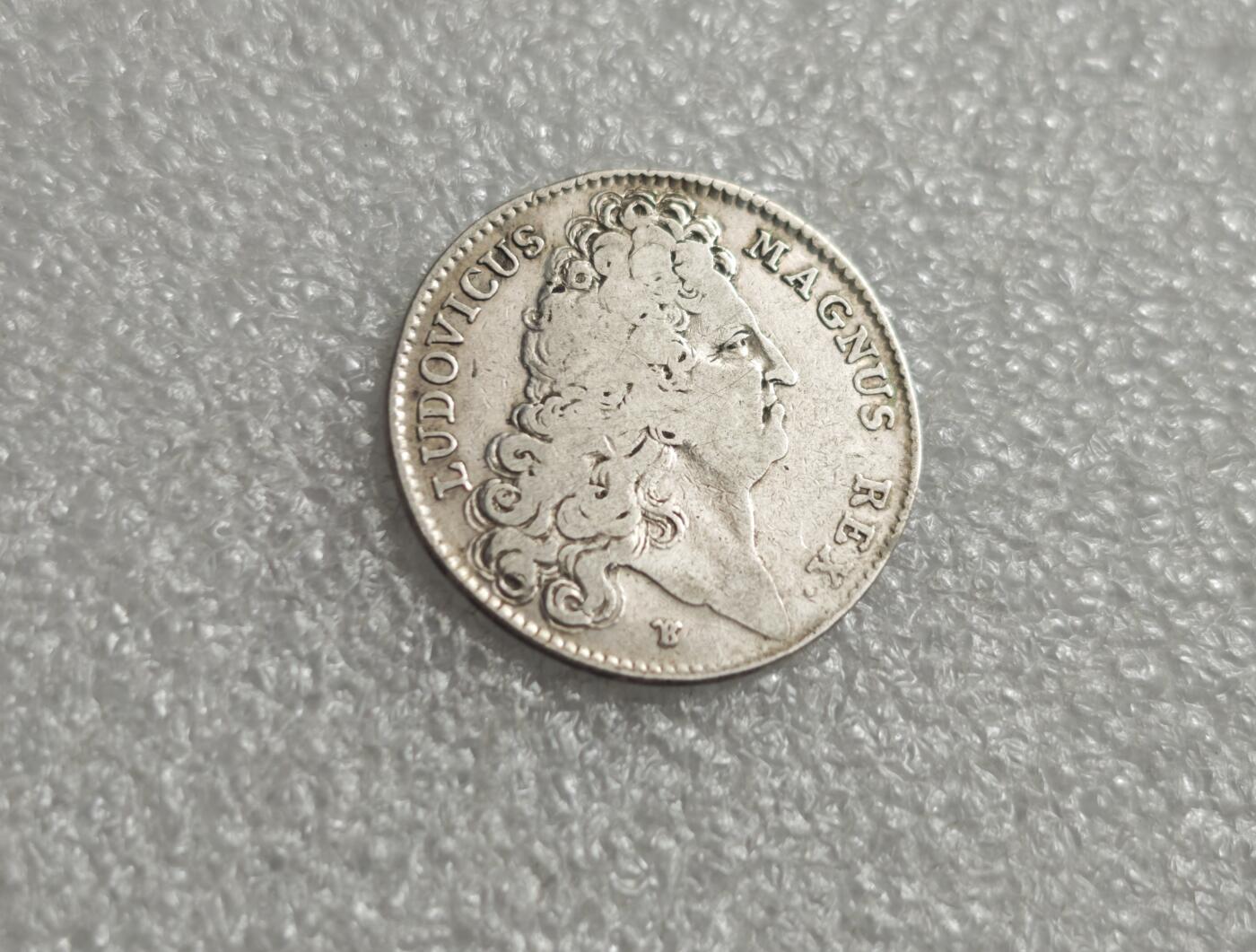 瓶子🏺第235期拍卖会  法国太阳王路易十四1707年皇家金库银质纪念章   这是一枚法国路易十四时期（1707年）发行的银质皇家金库纪念章（Jeton du Trésor Royal），属于法国近代早期的财政与王权象征类藏品