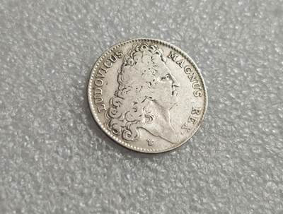 瓶子🏺第235期拍卖会 -  法国太阳王路易十四1707年皇家金库银质纪念章   这是一枚法国路易十四时期（1707年）发行的银质皇家金库纪念章（Jeton du Trésor Royal），属于法国近代早期的财政与王权象征类藏品