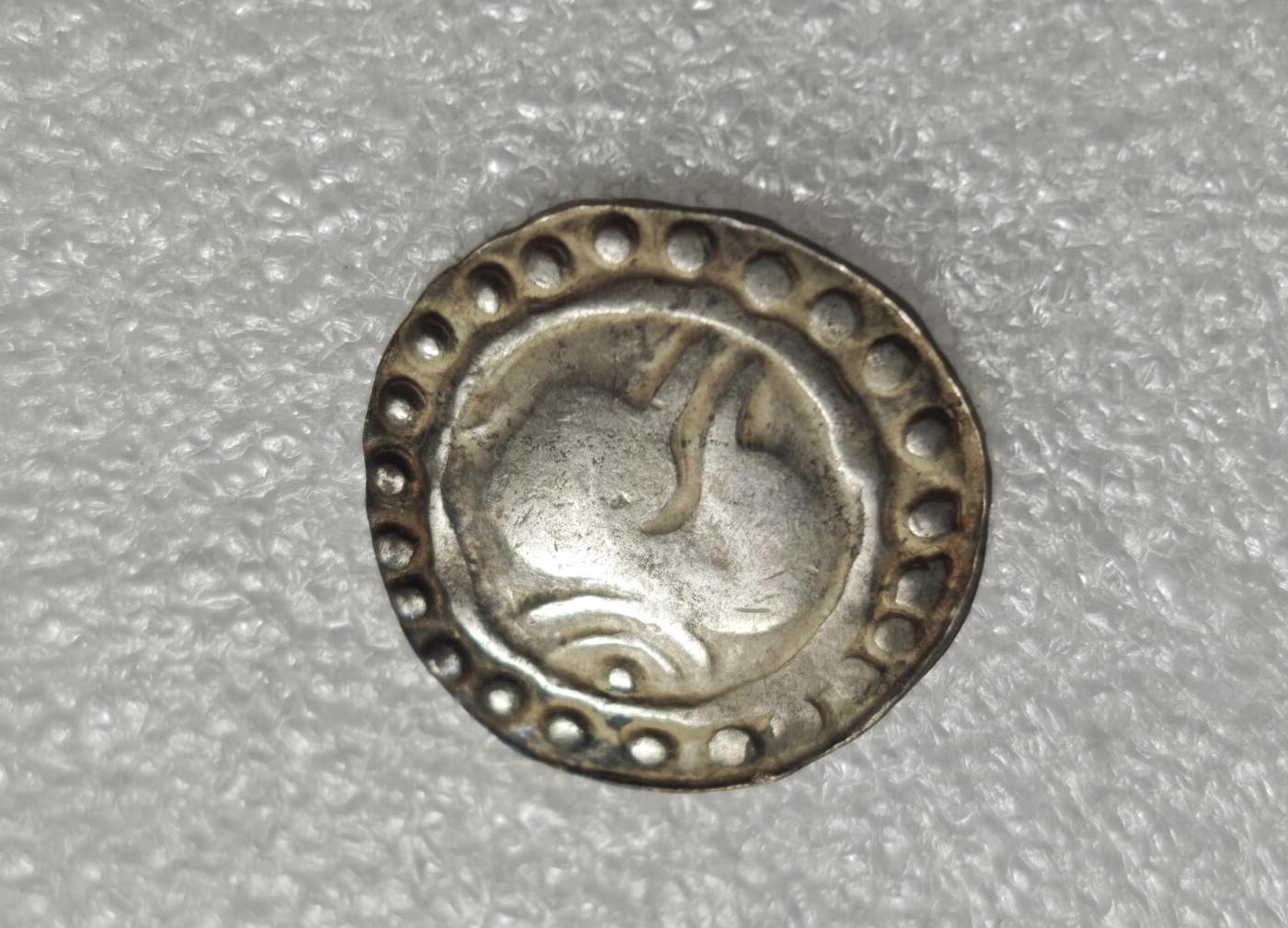 瓶子🏺第235期拍卖会  古骠国（Pyu Kingdom）海螺（法螺）纹银币（约5–7世纪） 这是一枚古骠国（缅甸早期城邦文明）发行的“海螺-室利靺蹉”银币，是缅甸最早铸币体系中的经典版别 核心图案中央为海螺（法螺，Conch Shell）浮雕，边缘环绕锯齿状/连珠纹装饰，是骠国钱币最具辨识度的标志之一 海螺是印度教神祇毗湿奴的核心法器，象征神圣、权威与财富呼应了骠国作为“南方丝绸之路”贸易节点的海洋属性