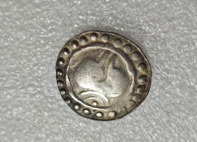 瓶子🏺第235期拍卖会 -  古骠国（Pyu Kingdom）海螺（法螺）纹银币（约5–7世纪） 这是一枚古骠国（缅甸早期城邦文明）发行的“海螺-室利靺蹉”银币，是缅甸最早铸币体系中的经典版别 核心图案中央为海螺（法螺，Conch Shell）浮雕，边缘环绕锯齿状/连珠纹装饰，是骠国钱币最具辨识度的标志之一 海螺是印度教神祇毗湿奴的核心法器，象征神圣、权威与财富呼应了骠国作为“南方丝绸之路”贸易节点的海洋属性