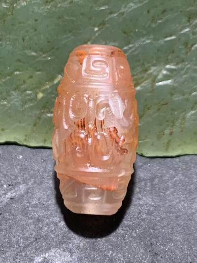 精美亚光川料荔枝冻飘红南红玛瑙雕刻回纹桶珠一个， - 精美亚光川料荔枝冻飘红南红玛瑙雕刻回纹桶珠一个，